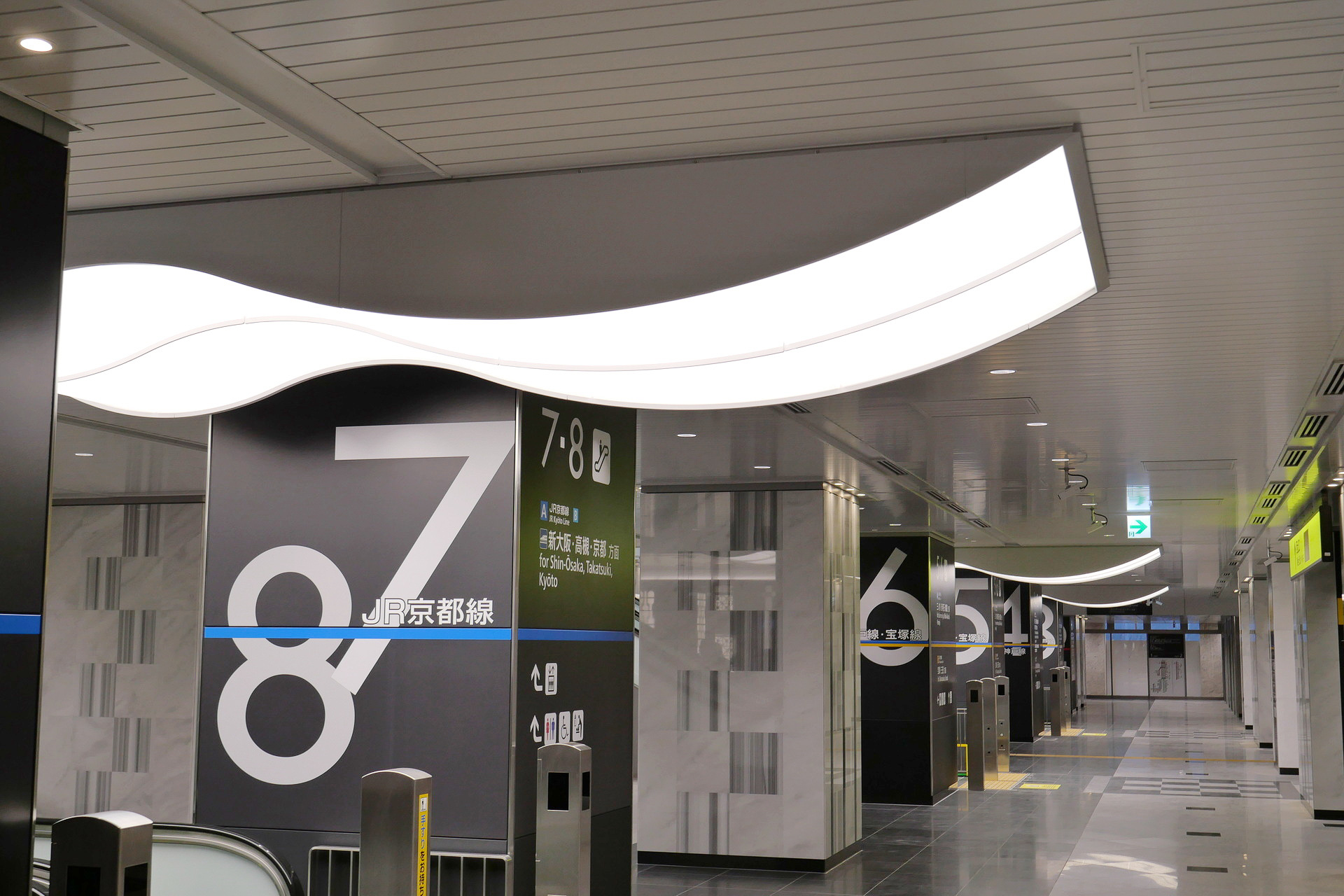 天井の照明は、波をイメージした曲線のデザインを採用