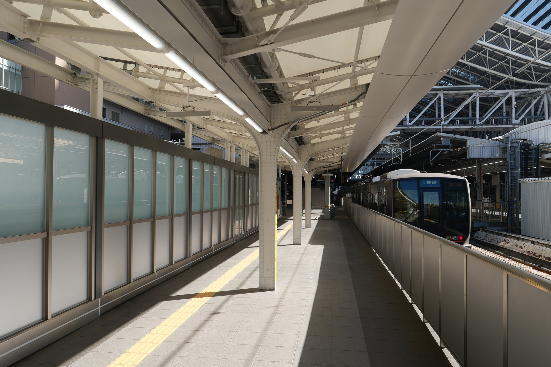 既存の在来線各ホームには、神戸寄りのホーム端に西口へとつながる通路を用意