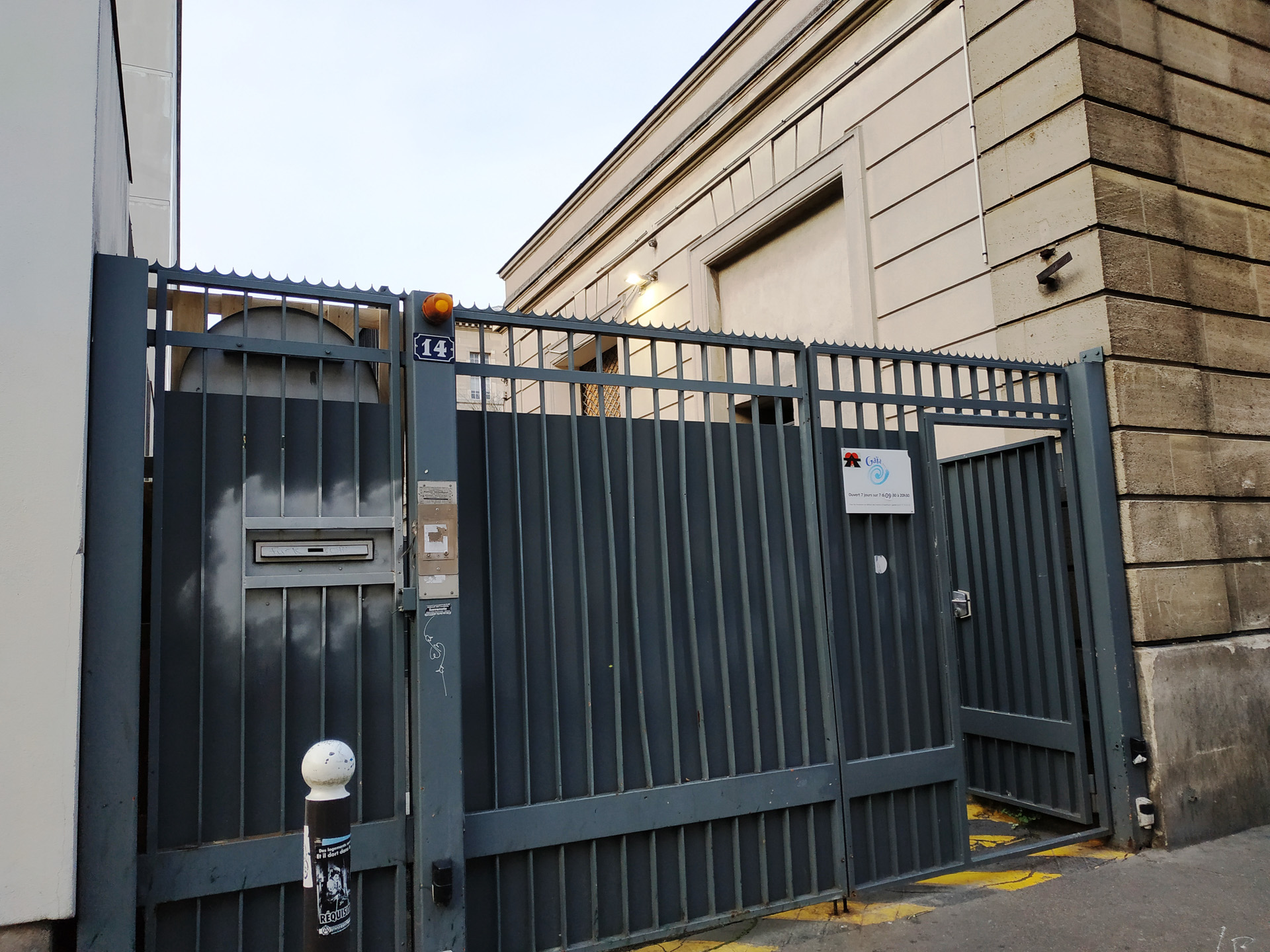 注射室の入口。病院の入口とは別になっています