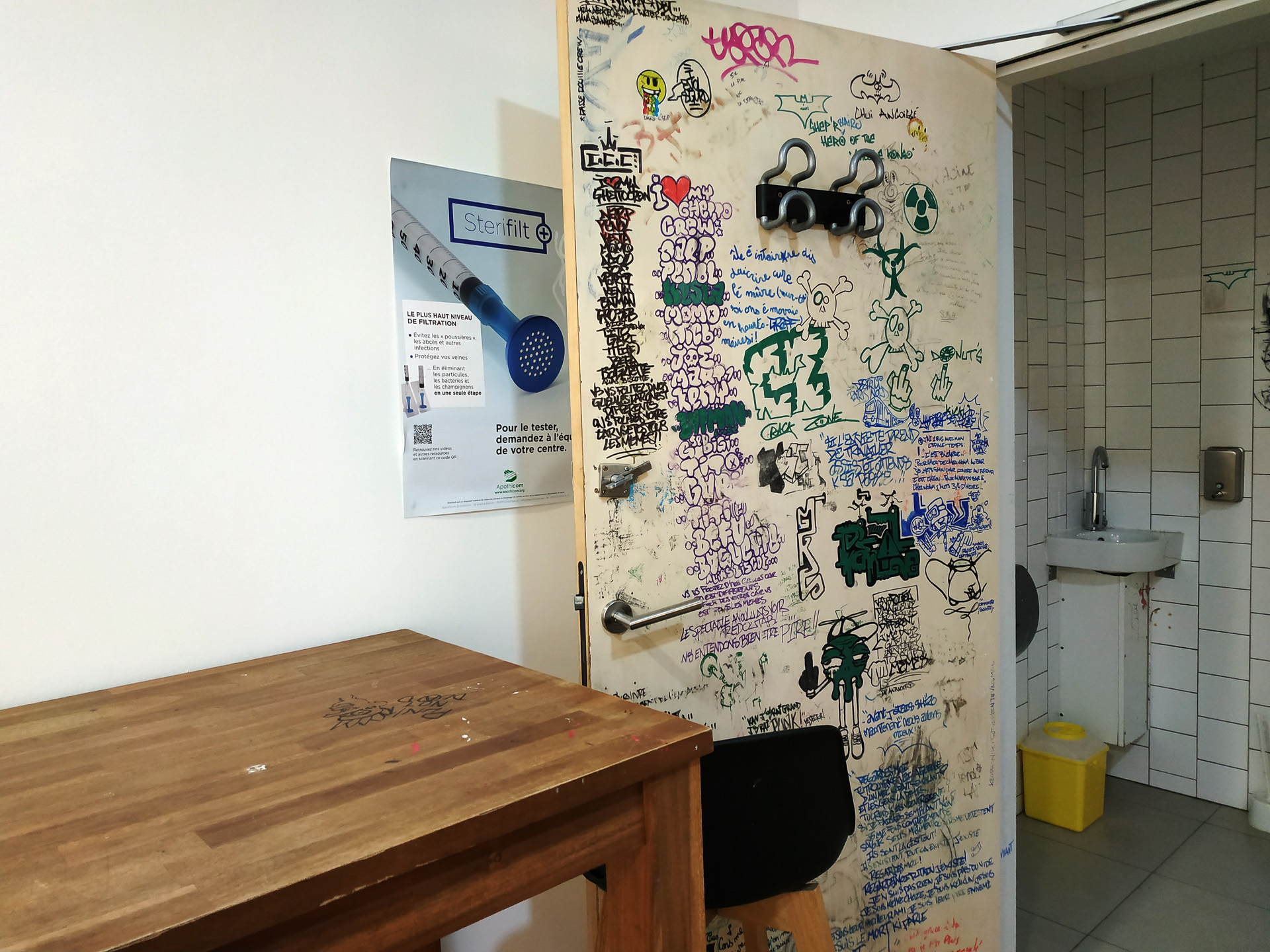 人目につかないトイレの内側扉のみ落書きでいっぱい