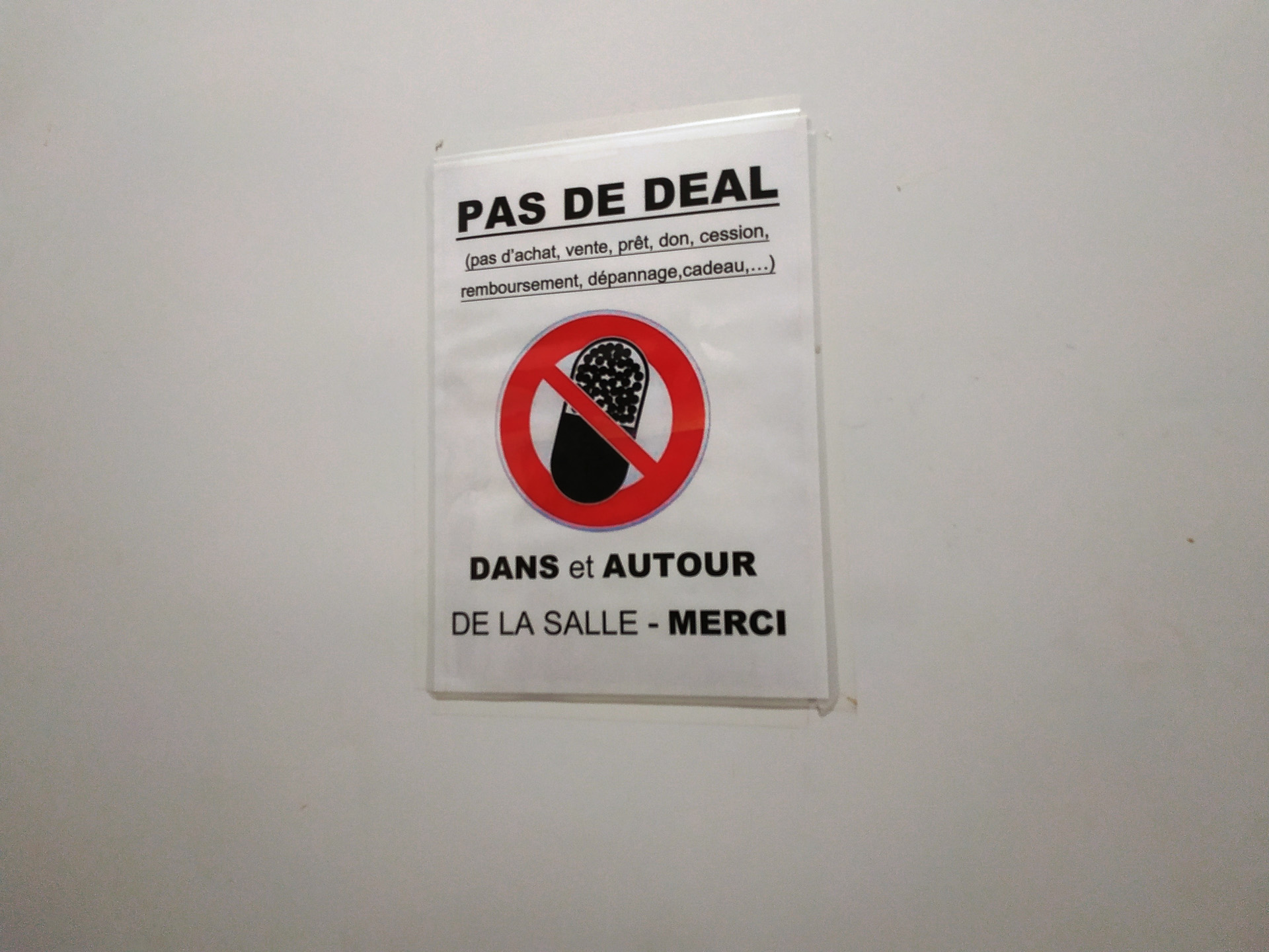 注射室内外で薬物の売買などを禁止すると書かれた張り紙が