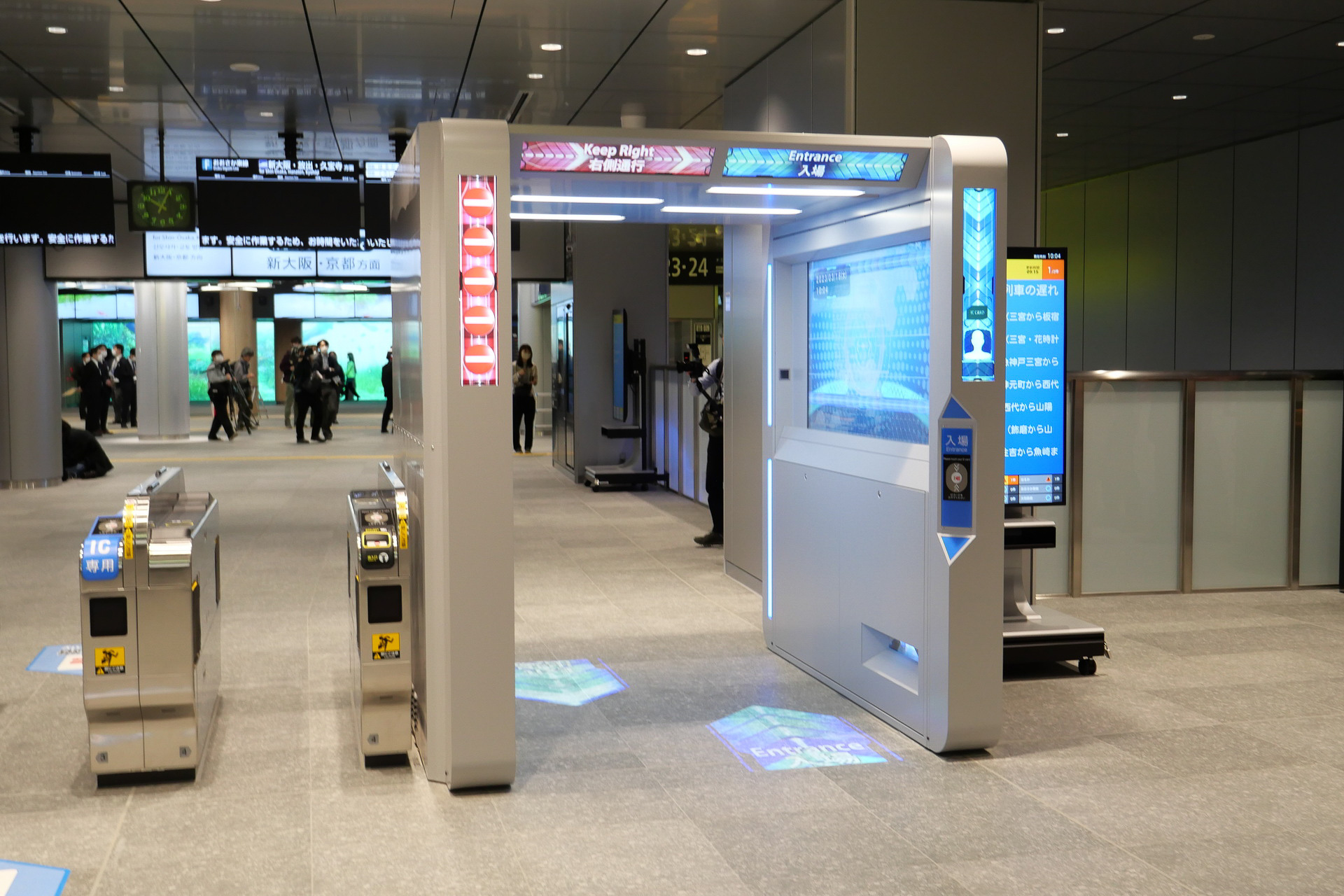 うめきた地下口改札に設置された顔認証改札機