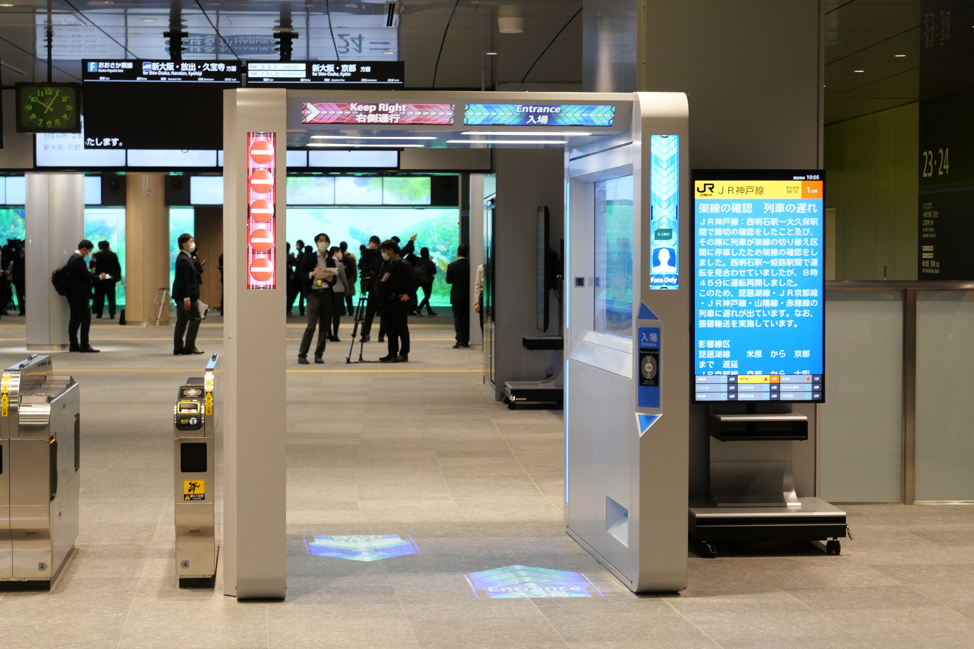 通常の自動改札とは異なり、トンネル状の大きなゲートになっている