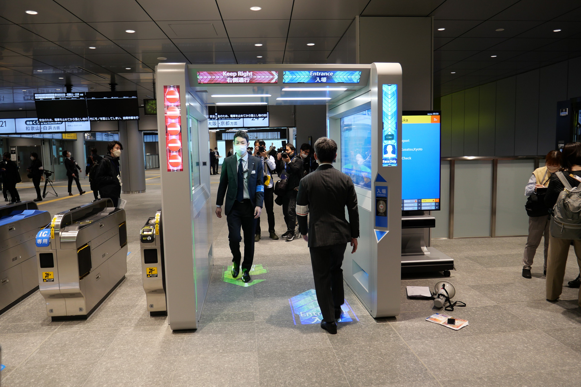 顔認証改札機は入場レーンと出場レーンが右側通行で分けられ、2人が並んで入出場可能