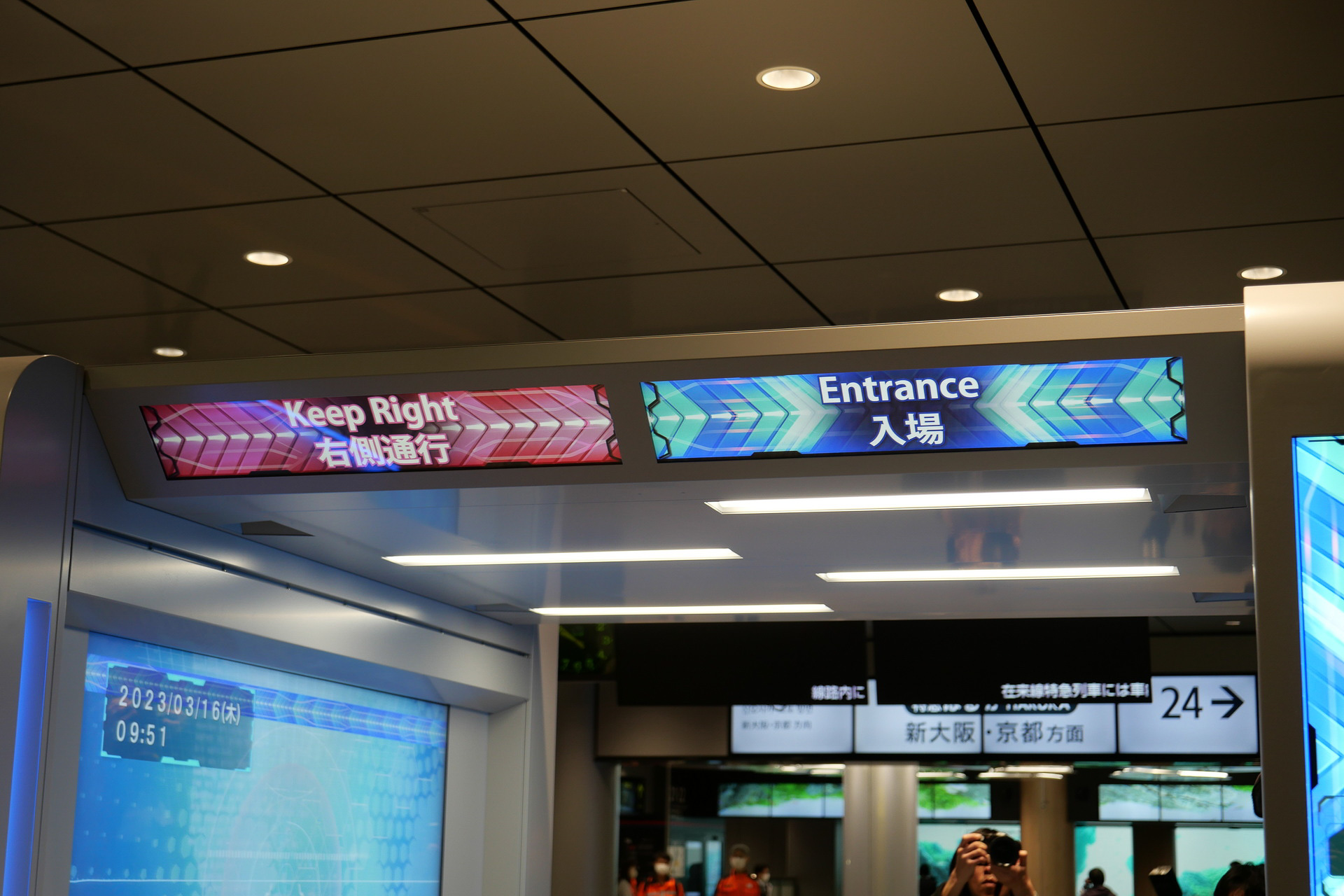 ゲート天井のサイネージでも進入方向を示す