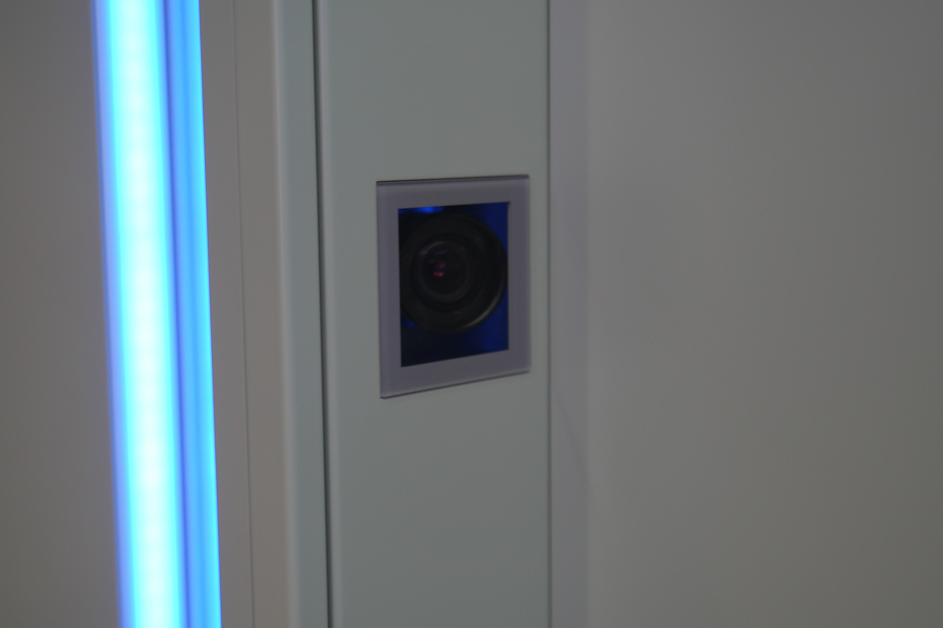 ゲート内にはカメラを6台設置して、通行者の顔を認証