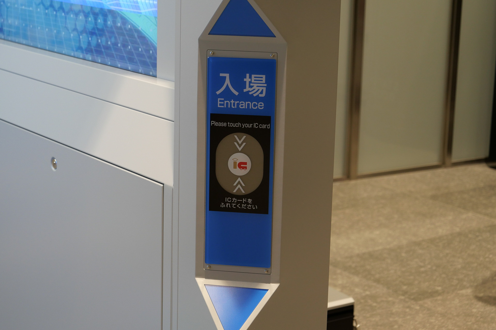 交通系ICカードリーダーも設置しており、ICOCAなどをタッチして通過することもできる