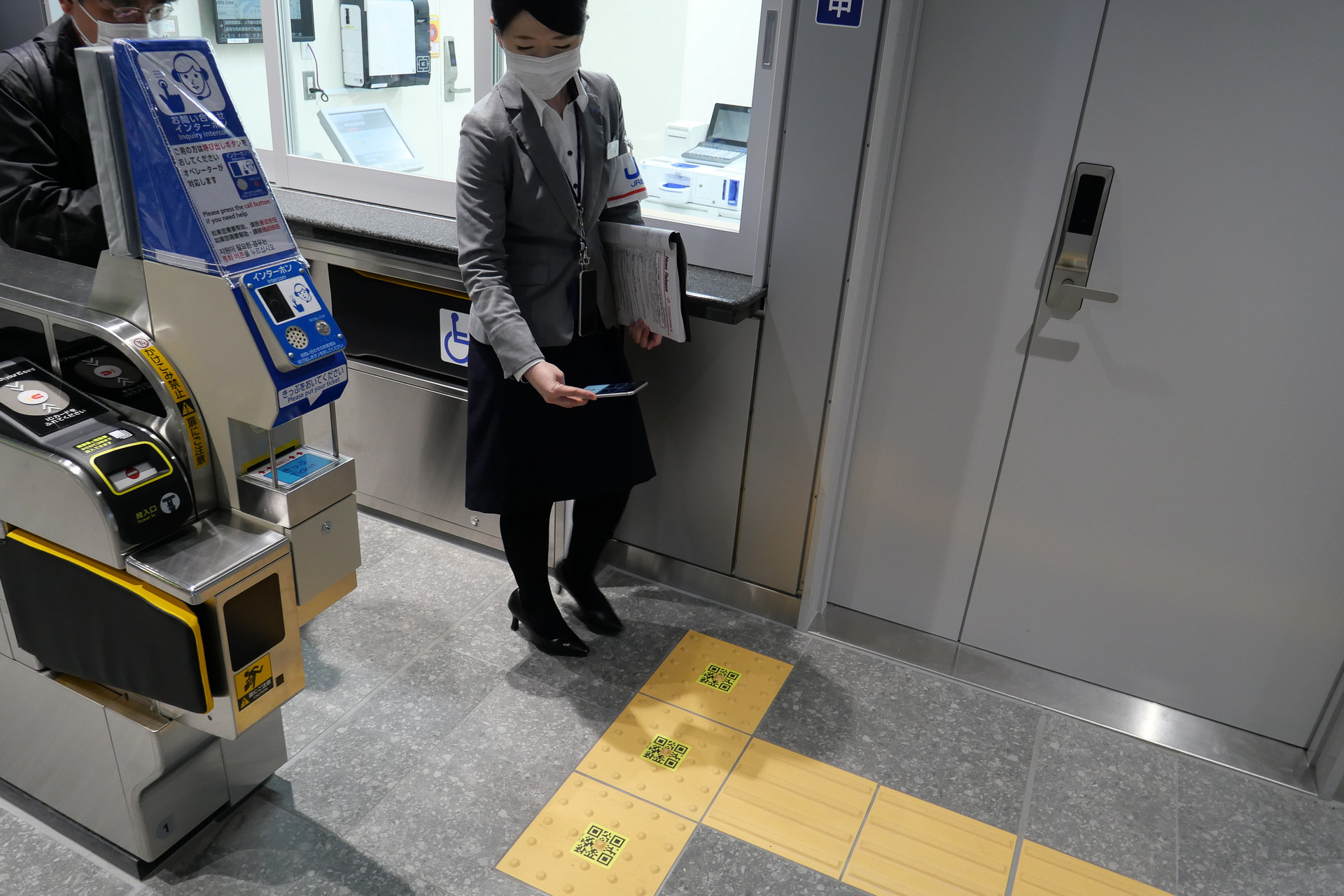 このように、スマートフォンをかざしながら移動するこで、初めて訪れた場合でも行きたい場所にスムーズに到着できる