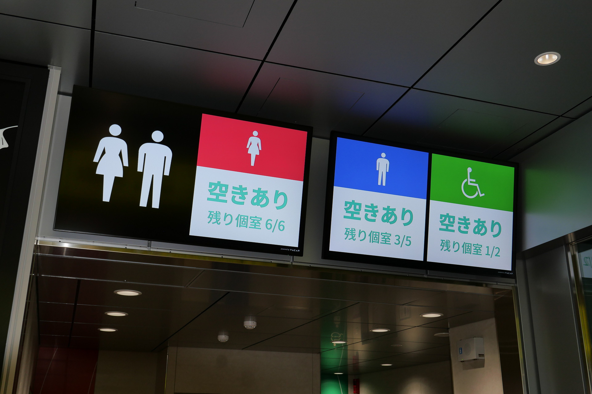 トイレ清掃員の作業効率やトイレのメンテナンス効率を高めるだけでなく、利用者が個室の空き状況をトイレ外から確認できるのも便利