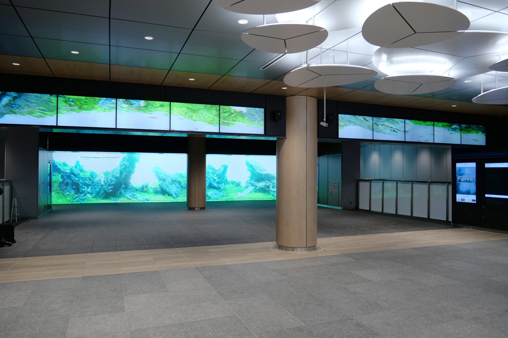 うめきた地下口改札内コンコース奥の待ち合いエリア