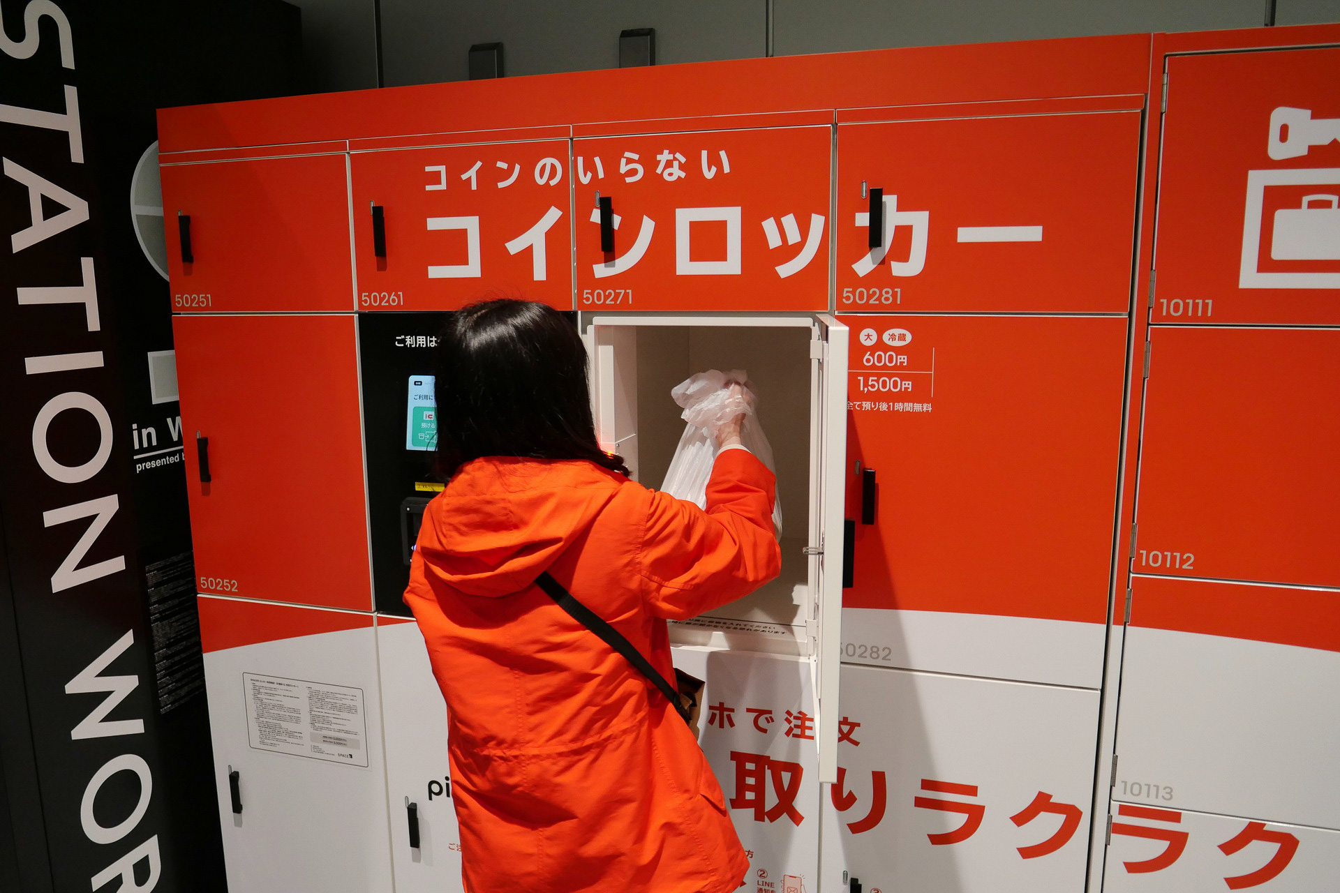 pikurakuで注文した商品を配達員が運び、スマートロッカーに収納。食品を扱うため、収納時に配達員は手袋をし、ロッカーを消毒したうえで商品を収納する