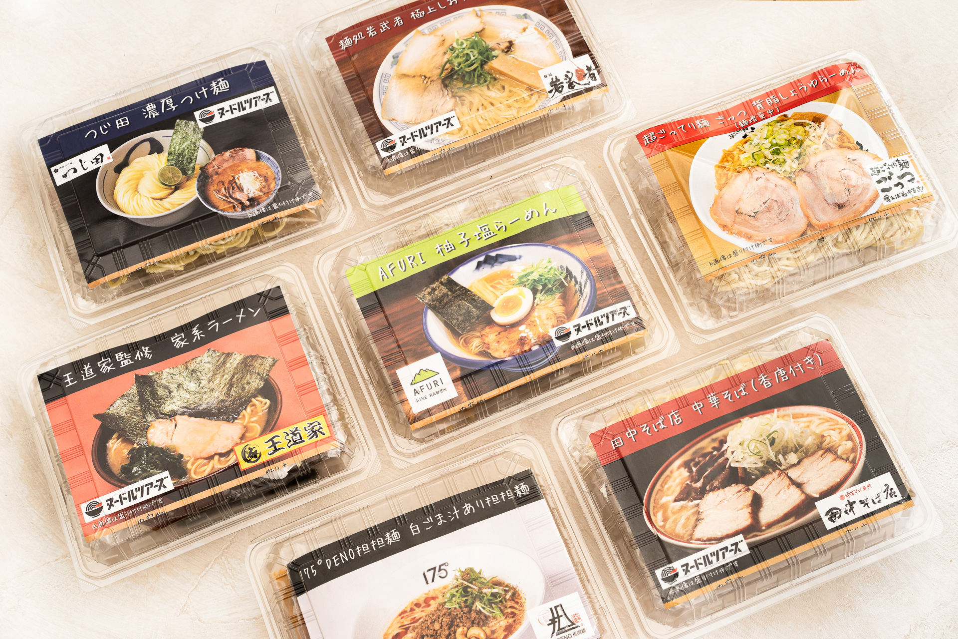 麺とスープ、具材が冷凍でセットになっている