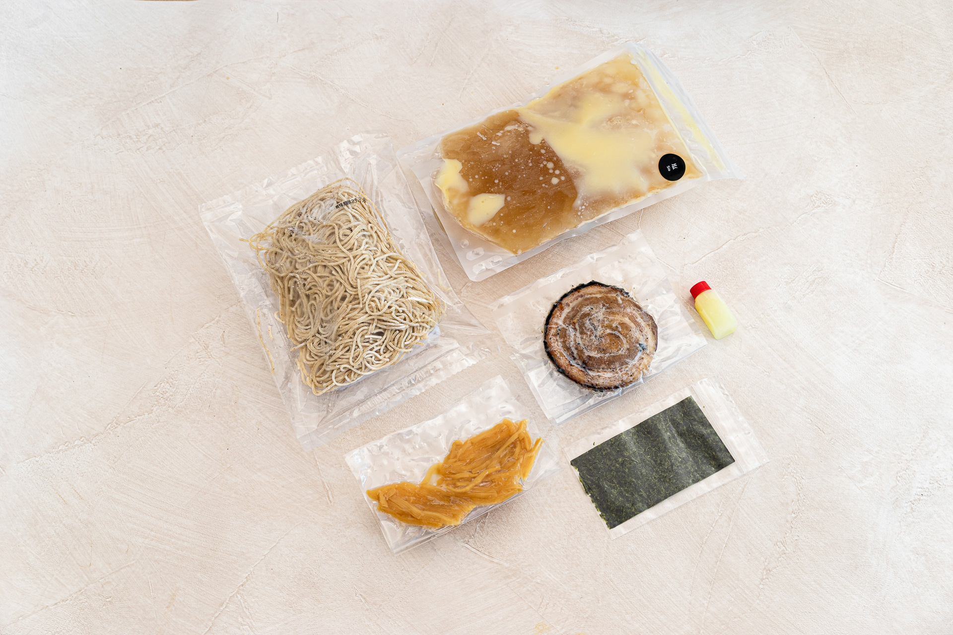 麺とスープ、具材が冷凍でセットになっている