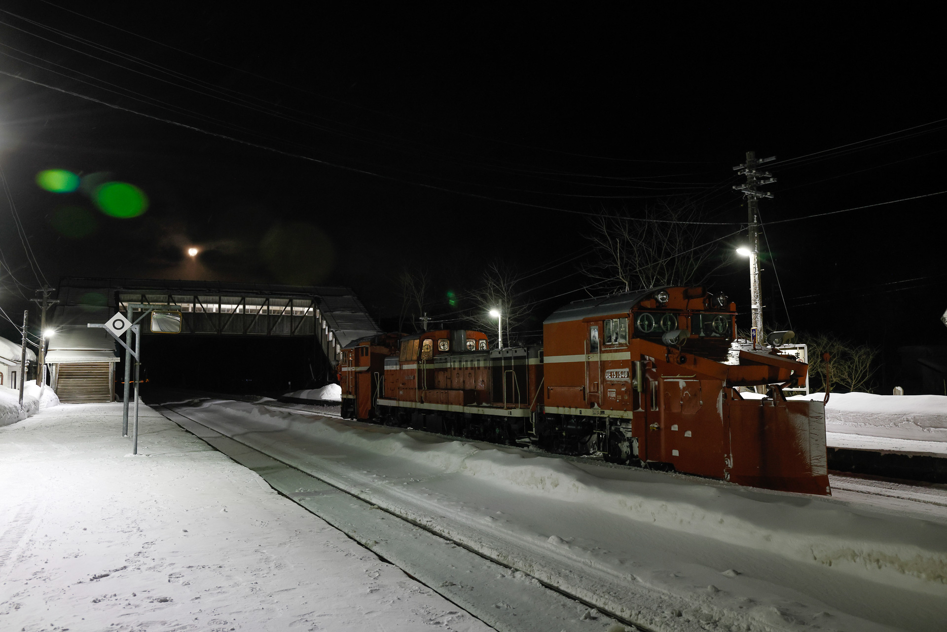 大都市圏や主要駅ではバリアフリーの関係でエレベーターやエスカレーターの整備が進んでいるが、ローカル線の小駅になれば話は別。階段しかない場合も少なくない。写真のように積雪があると、さらに機動力が落ちる