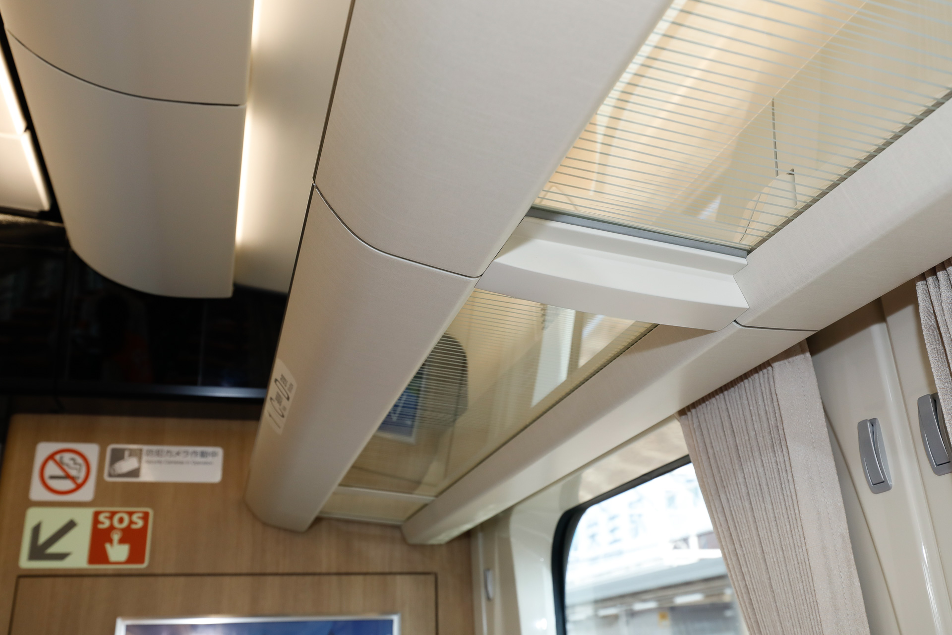 車内では窓上に荷棚が設けられているのが通例だが、載せられる荷物のサイズ・重量には限界がある。これはHC85系のもの