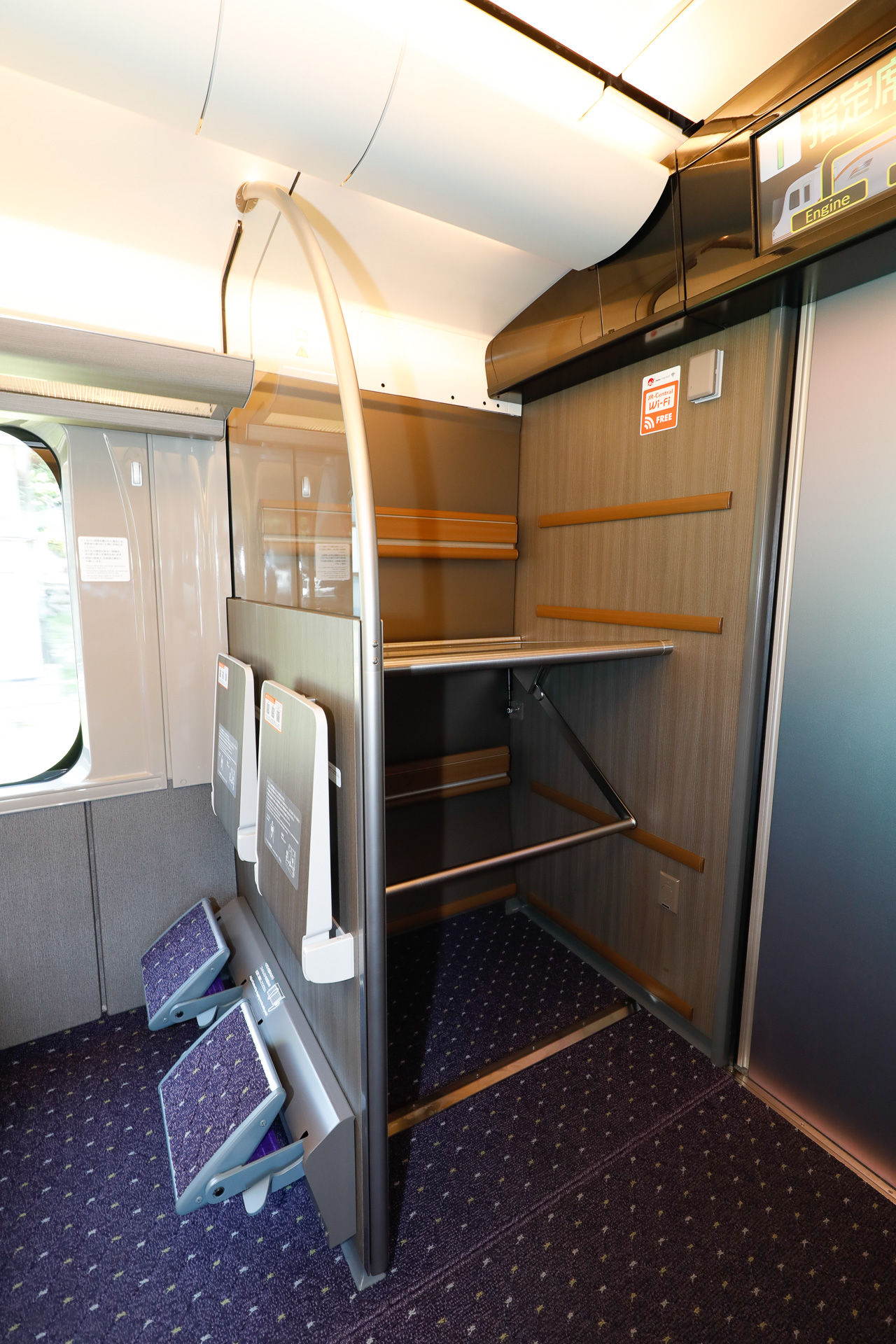 HC85系の荷物置場。近年、こうした大型荷物置場を客室端部に設ける事例が増えている