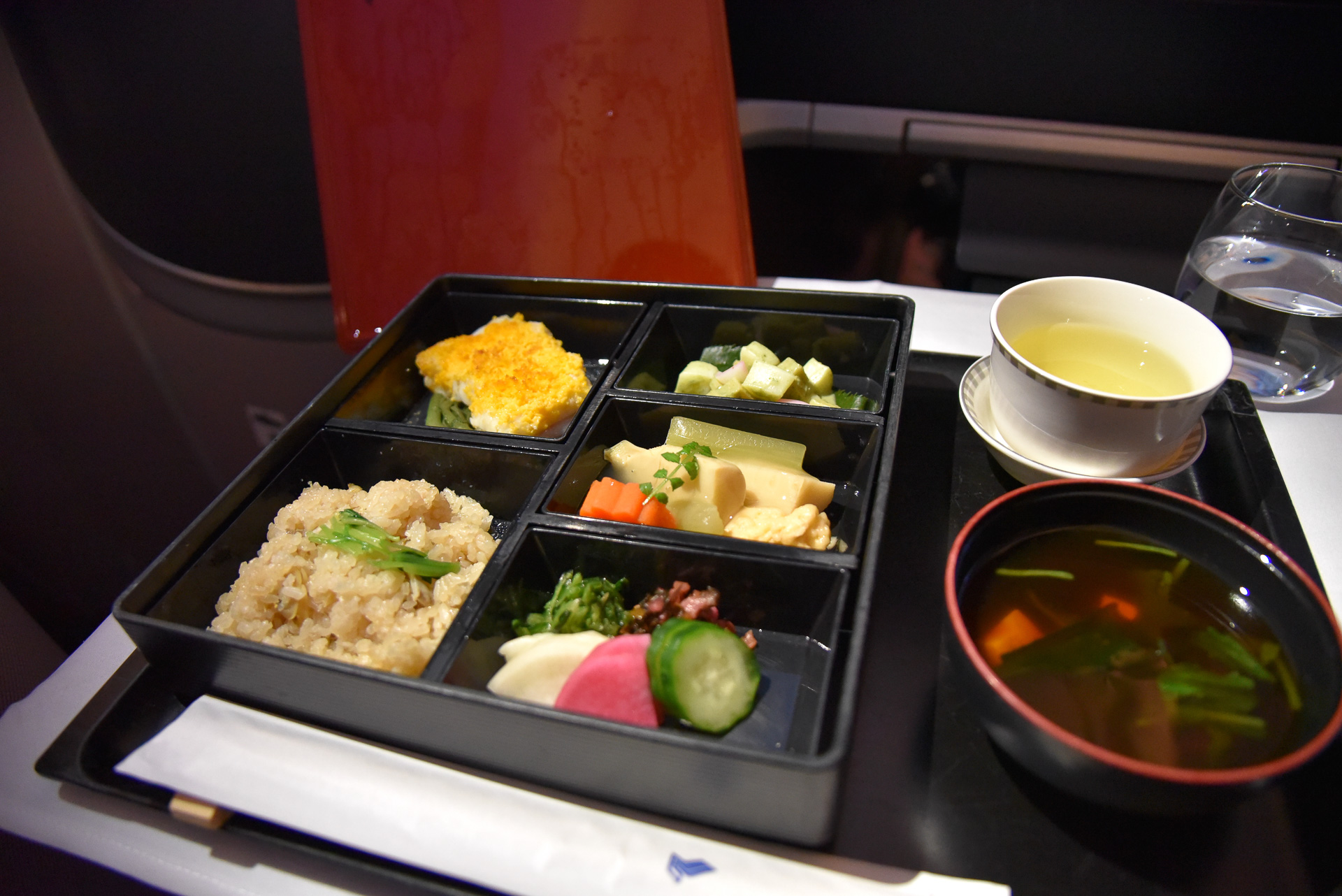 二の重は、ご飯や焼き物、桜風味のメニューが並びます