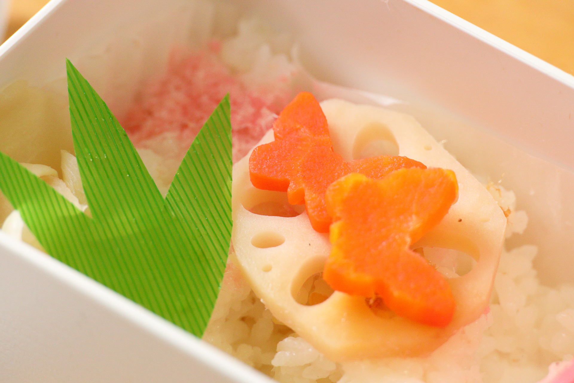 ピンクの桜でんぶ＋蝶々人参で春らしい雰囲気
