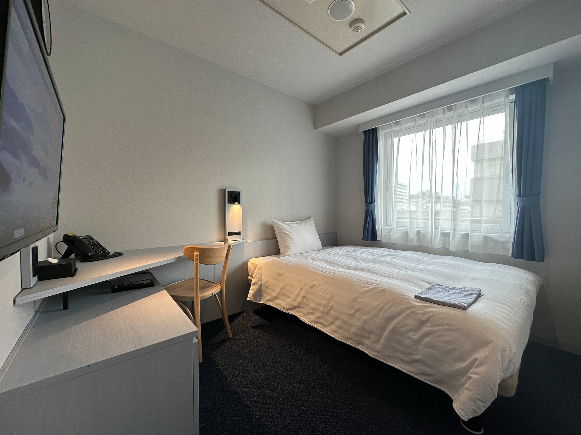 東横INN羽田空港2のシングルルーム（1泊8400円）。東横インを知る人ならかなり様子が変わっていることが分かるはず