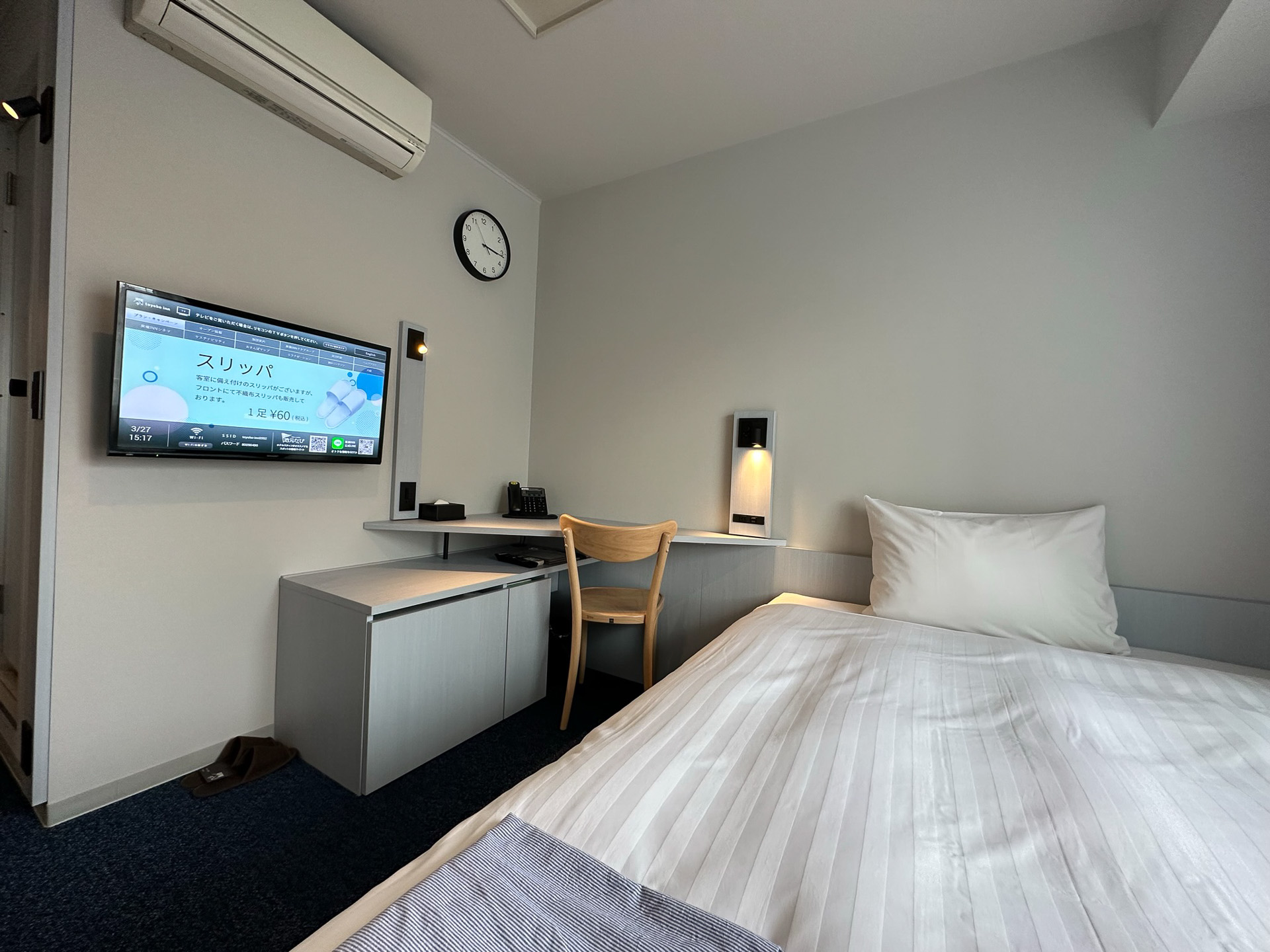 東横INN羽田空港2のシングルルーム（1泊8400円）。東横インを知る人ならかなり様子が変わっていることが分かるはず