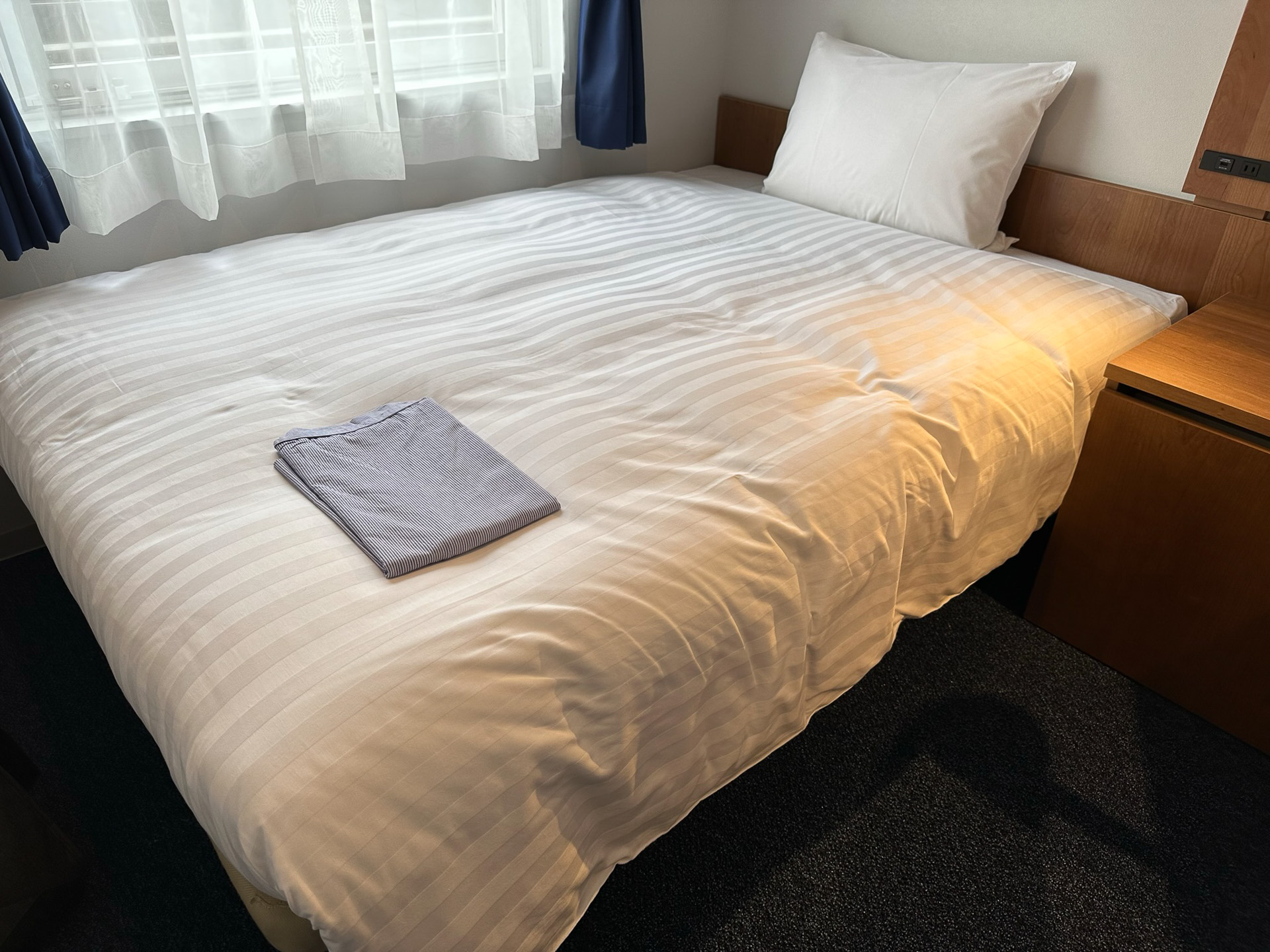 ベッド自体に変更はないとのこと。ちなみに羽田空港2では、寝間着（ナイトウェア）は室内にあらかじめ用意している