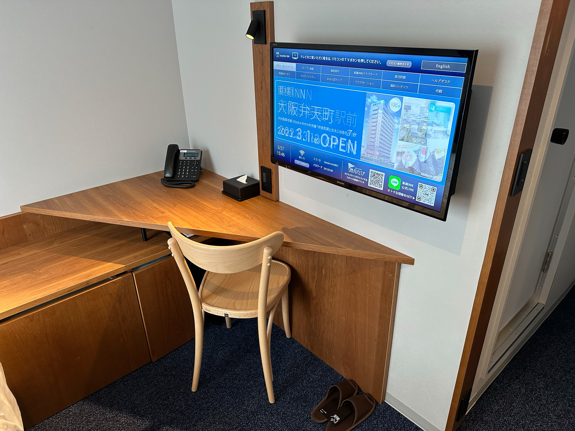 デスクまわり。形状を大きく変更し、備え付けの備品を整理してぐっと広くなった