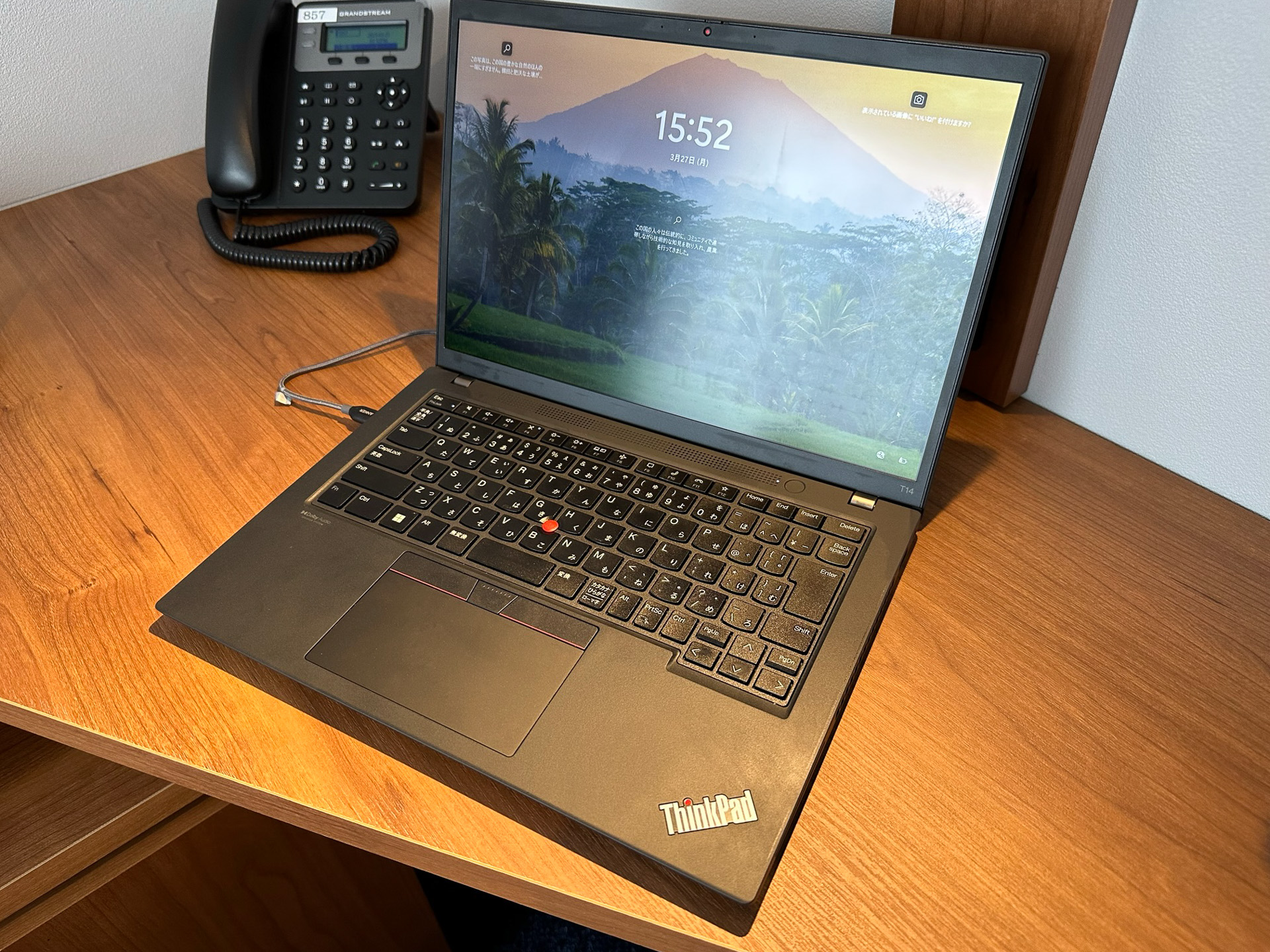 14インチのノートPCを広げた様子。まわりにスマホ、デジカメ、資料、飲み物などを展開しても十分空間がある