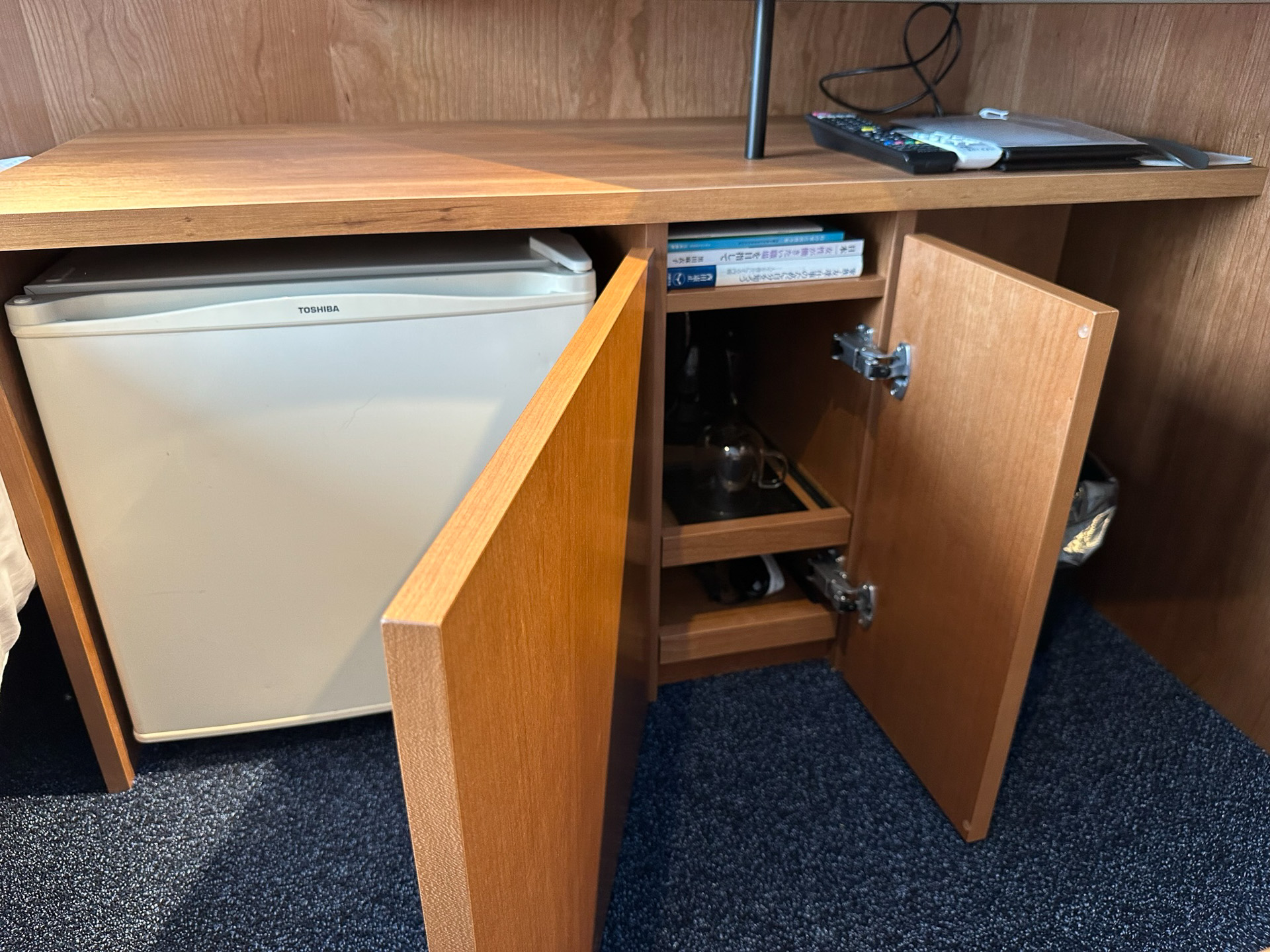 ベッド脇の棚の扉を開くと冷蔵庫