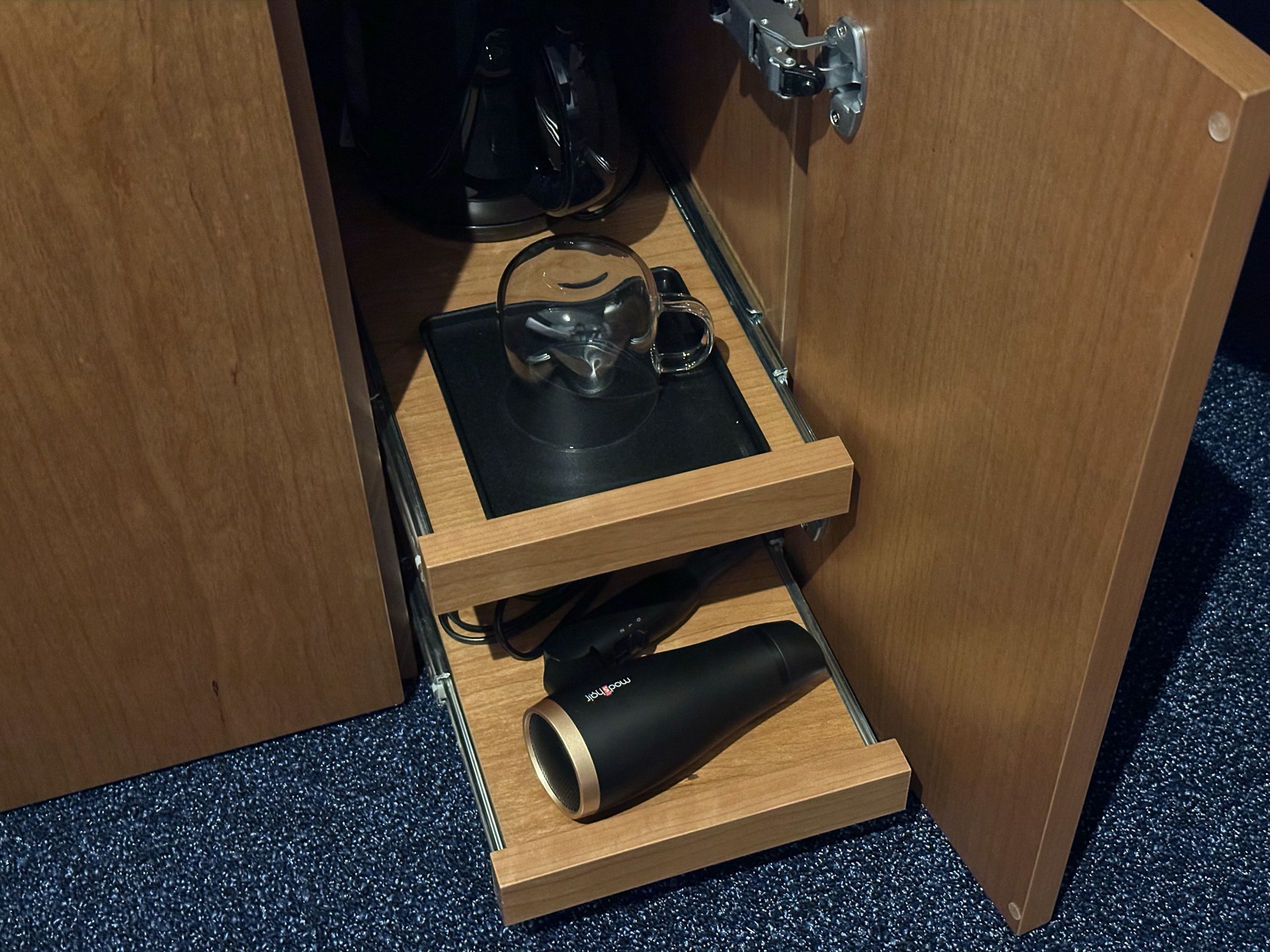 その横にはケトルとカップ、ドライヤー（引き出し式）