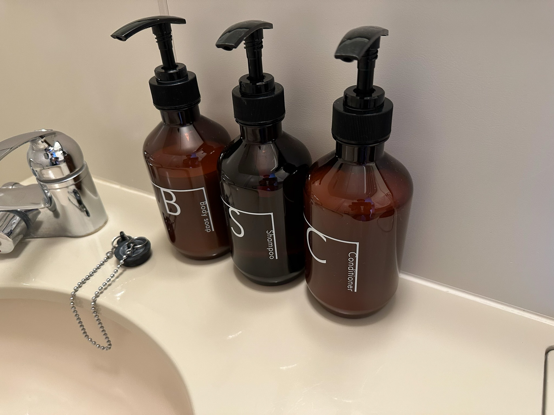 目立った違いは、ボディソープ/シャンプー/コンディショナーが壁の据え付けではなく独立したポンプになったこと