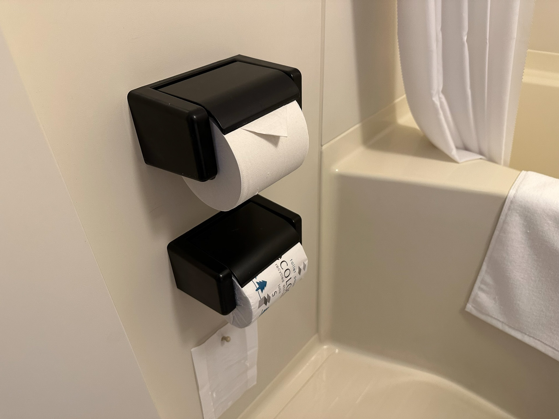 トイレットペーパーホルダーもブラックに