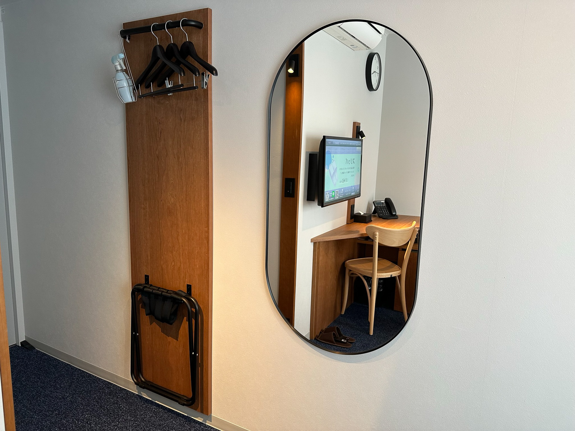 壁に大きな姿見を備える。ハンガーの下には折りたたみ式のバゲージラック。これは要望が多かったそう
