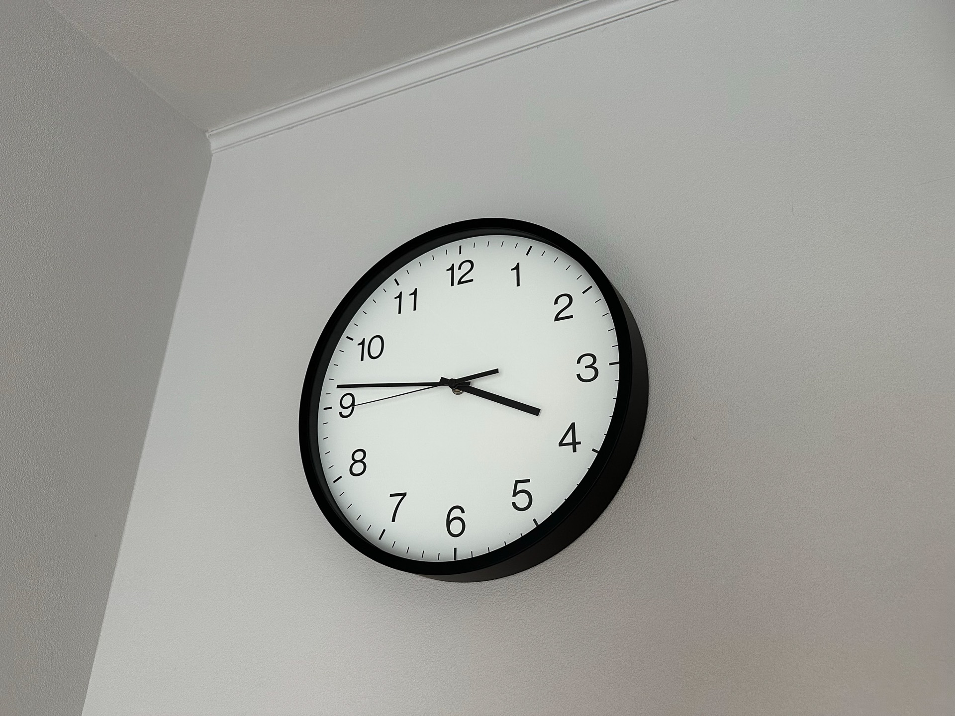 壁掛け時計も黒。カチカチ音のしないタイプ