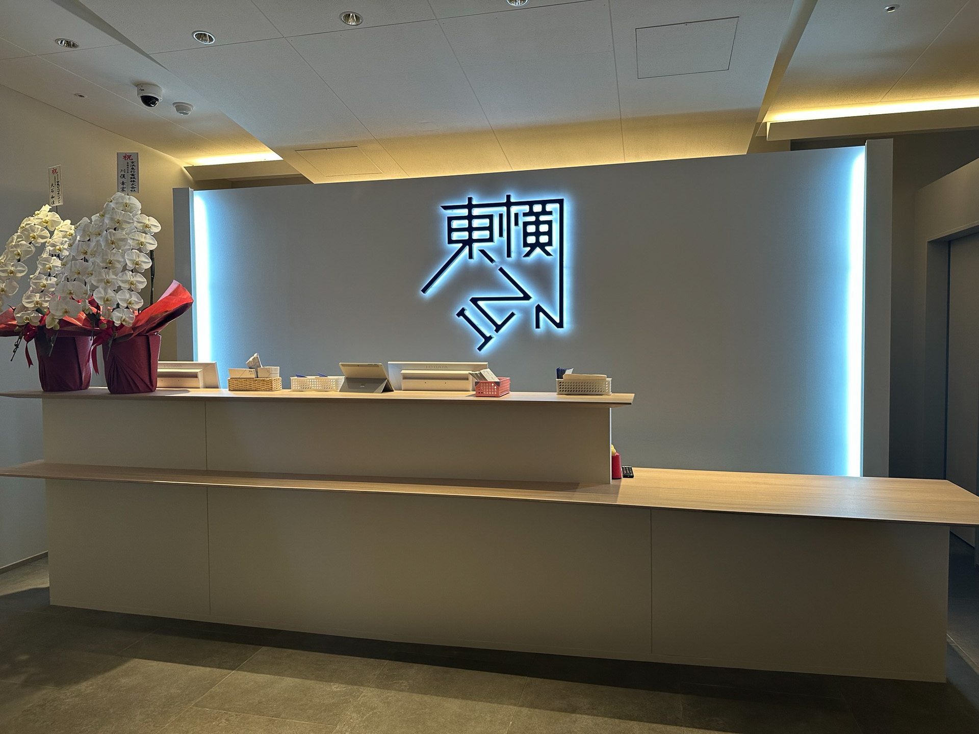 ホテル入って正面にはレセプション。ただし、チェックインは基本セルフ端末で行なうので、こちらに立ち寄らなくてもよい