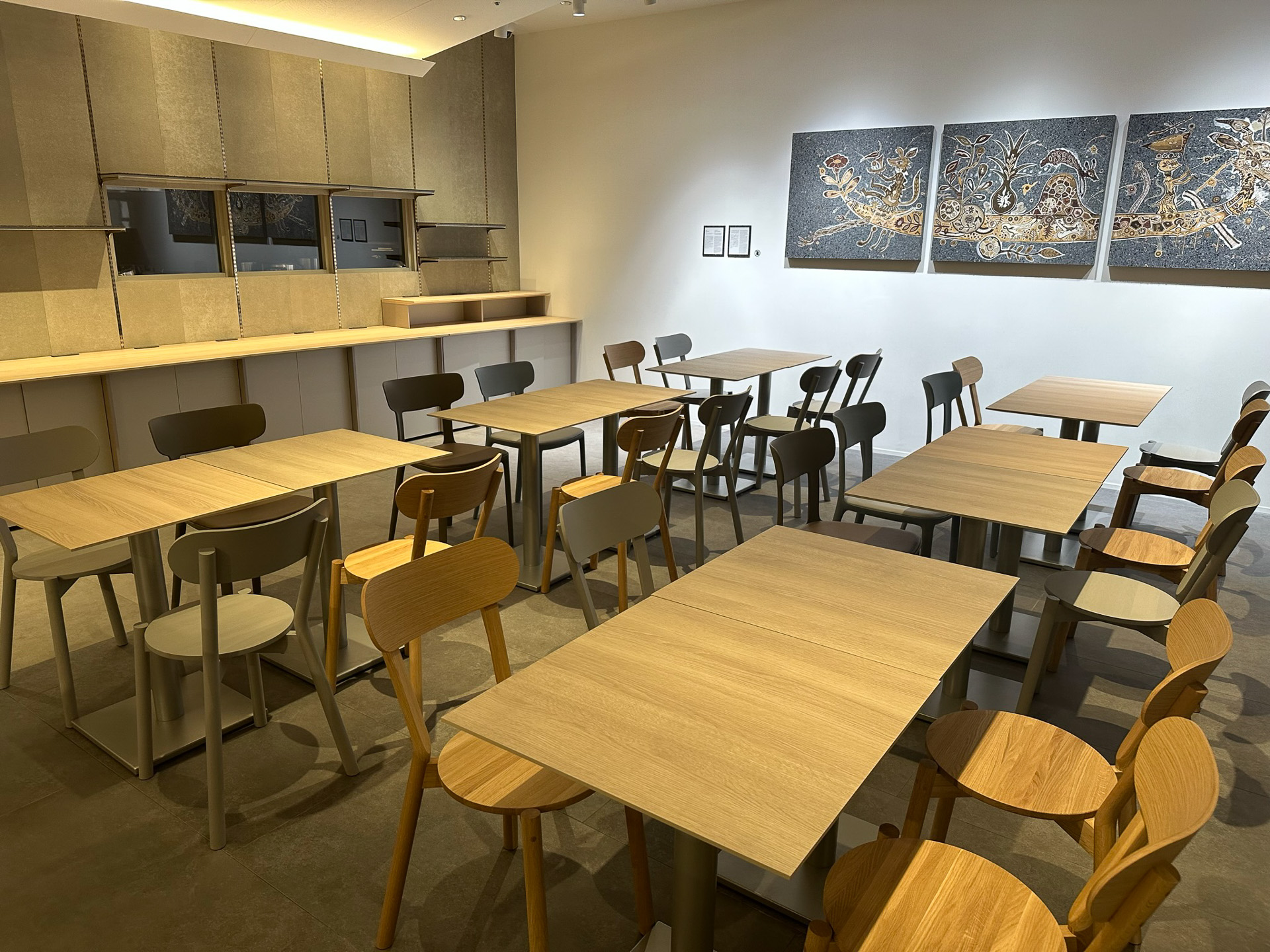 パーティションを使わず、中央の大きなテーブルで空間を分けている。テーブルとカウンター、好きな着席スペースを選べる