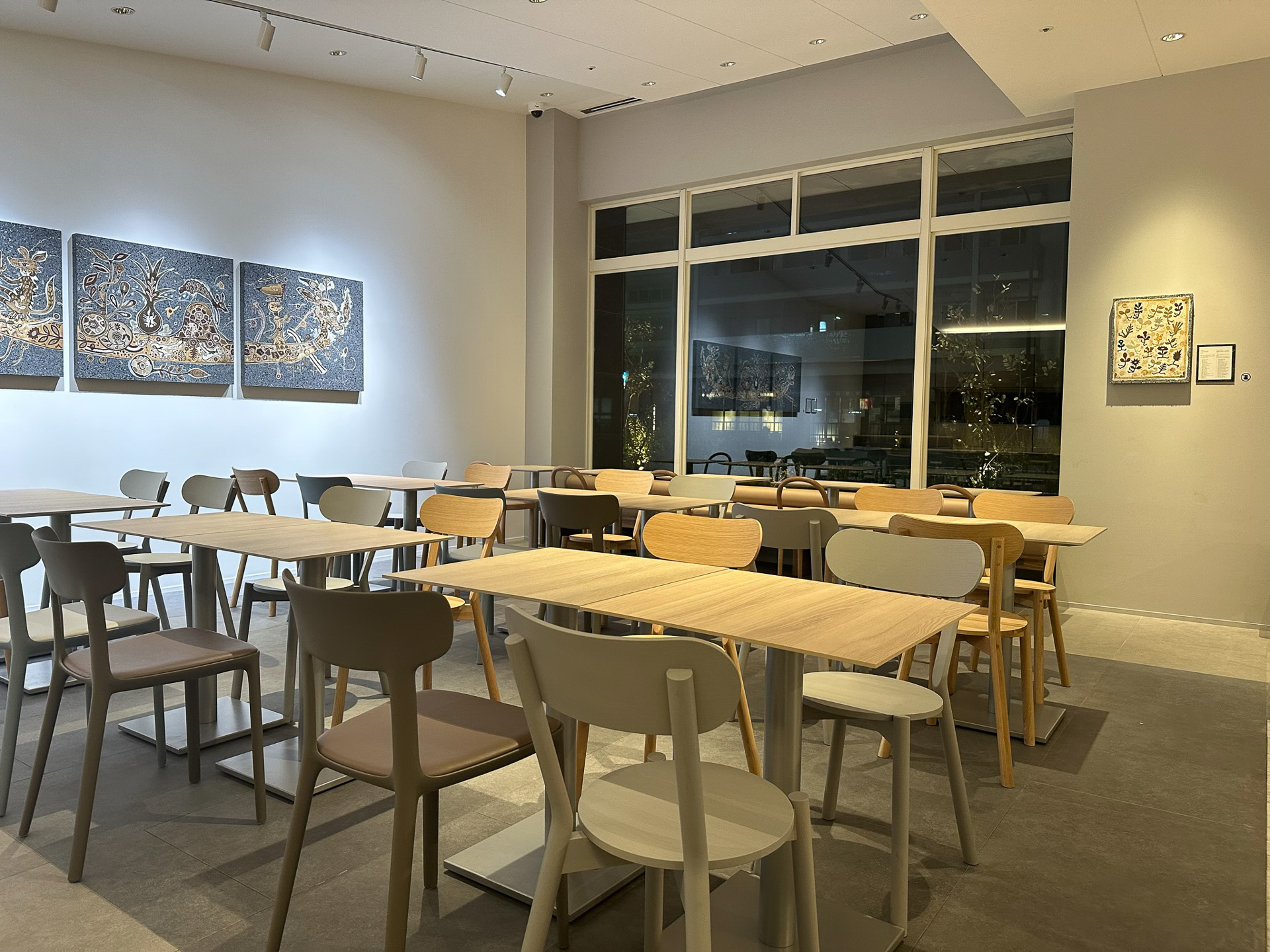 大きな窓は通り（環八）に面している