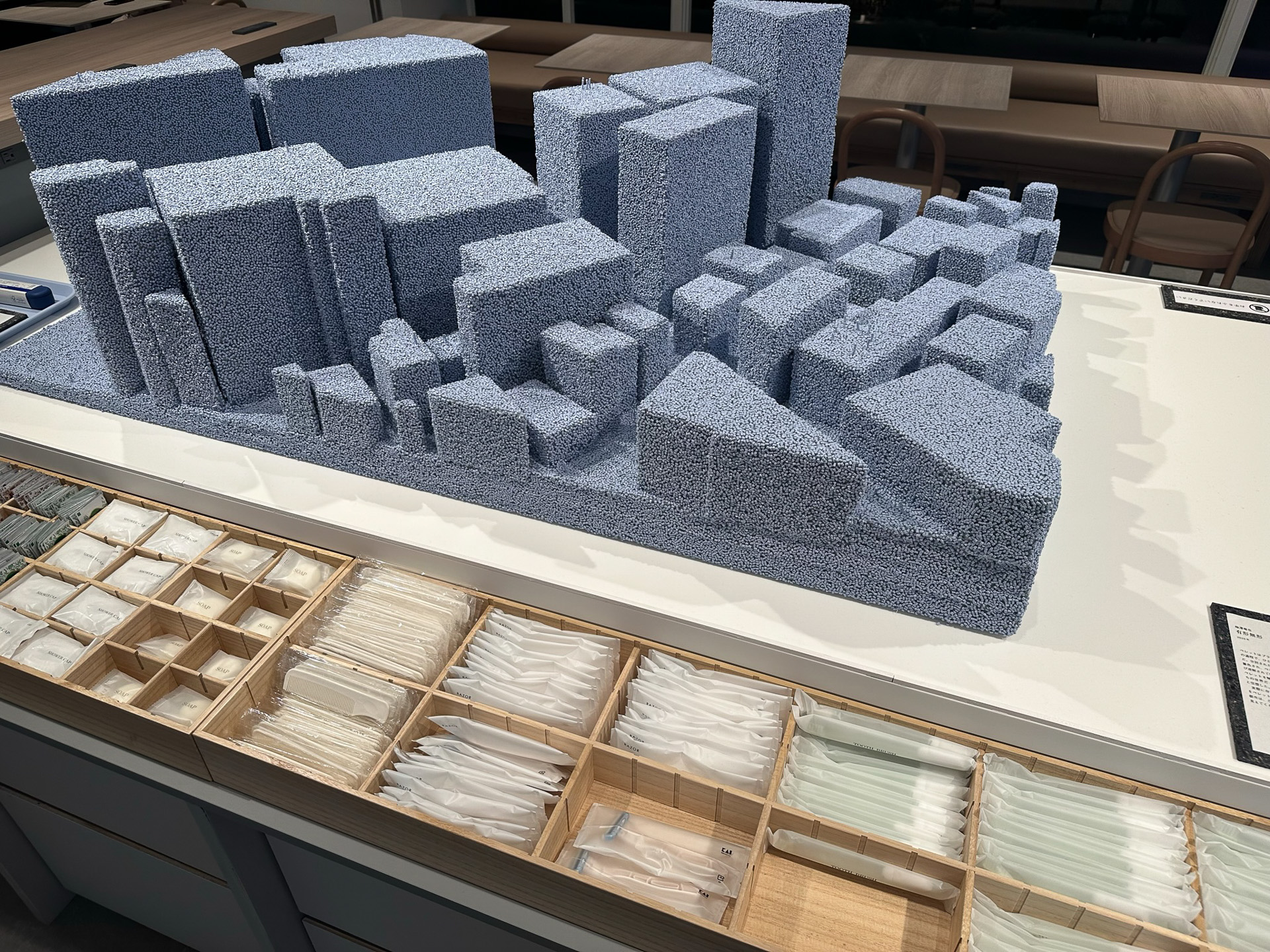 アメニティバーに巨大なアート