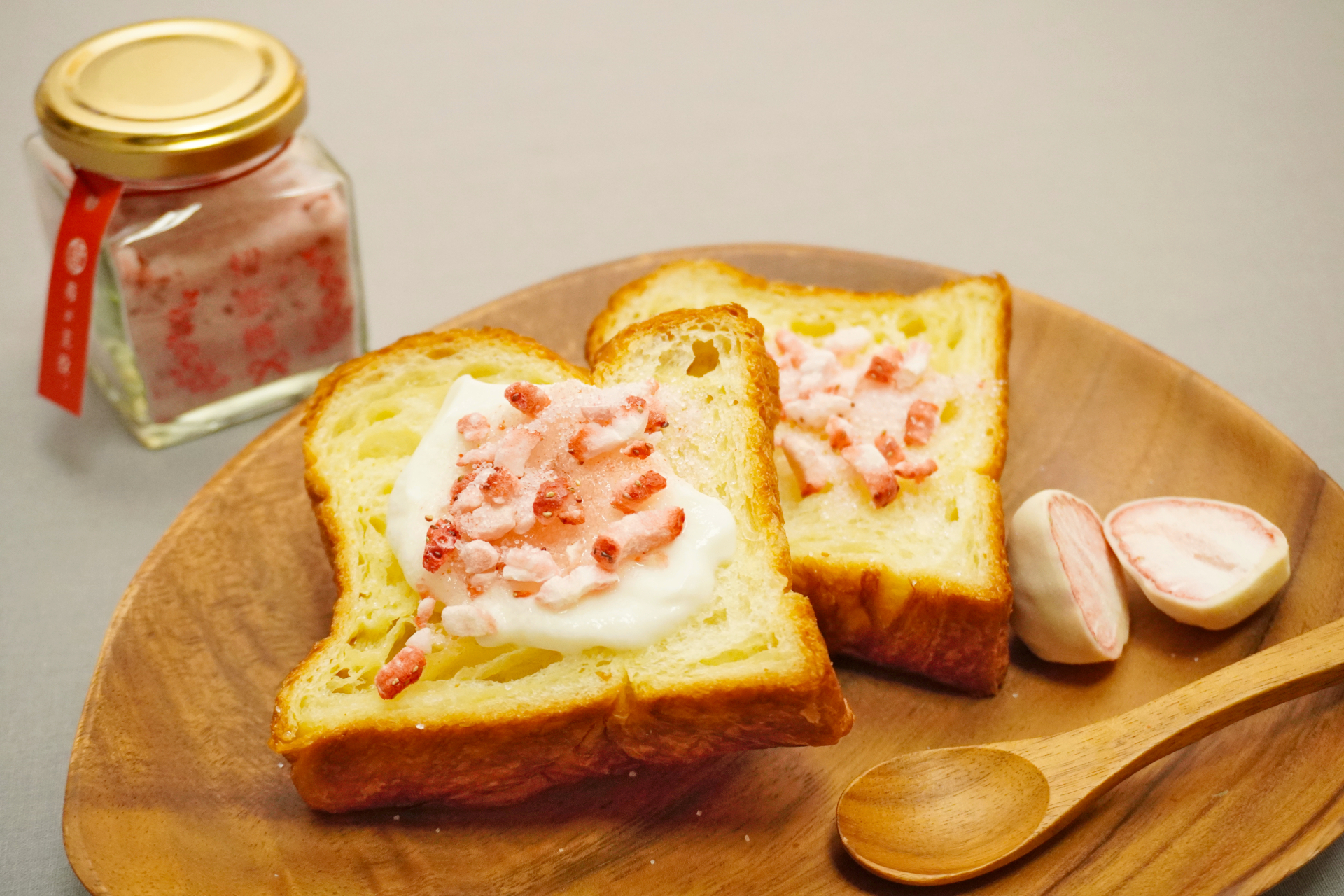 今回はデニッシュ＆ヨーグルトにトッピング。甘酸っぱいイチゴとグラニュー糖のザクザク感がやみつきに