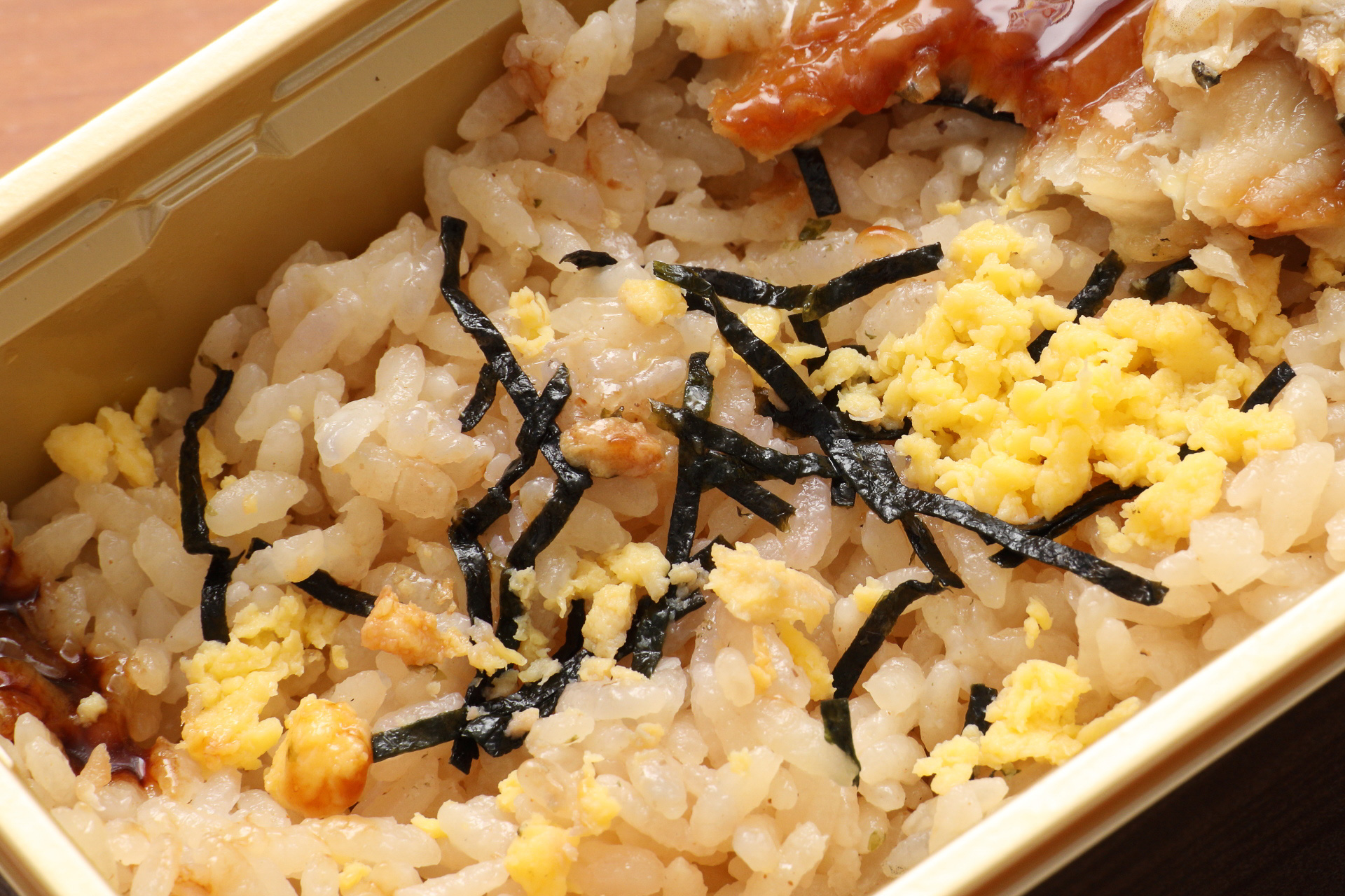 しっかりとした味付けの茶飯に玉子と海苔がまぶしてあります