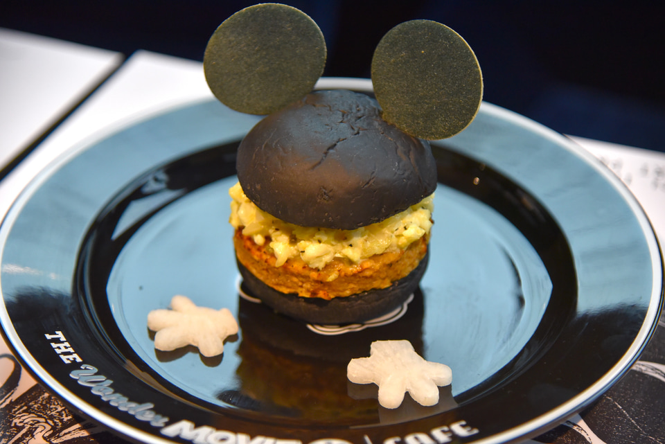 【直筆サイン入り】ディズニーランド　50周年記念プレート5枚 ディズニー100周年を祝う期間限定カフェが表参道ヒルズで4月1日