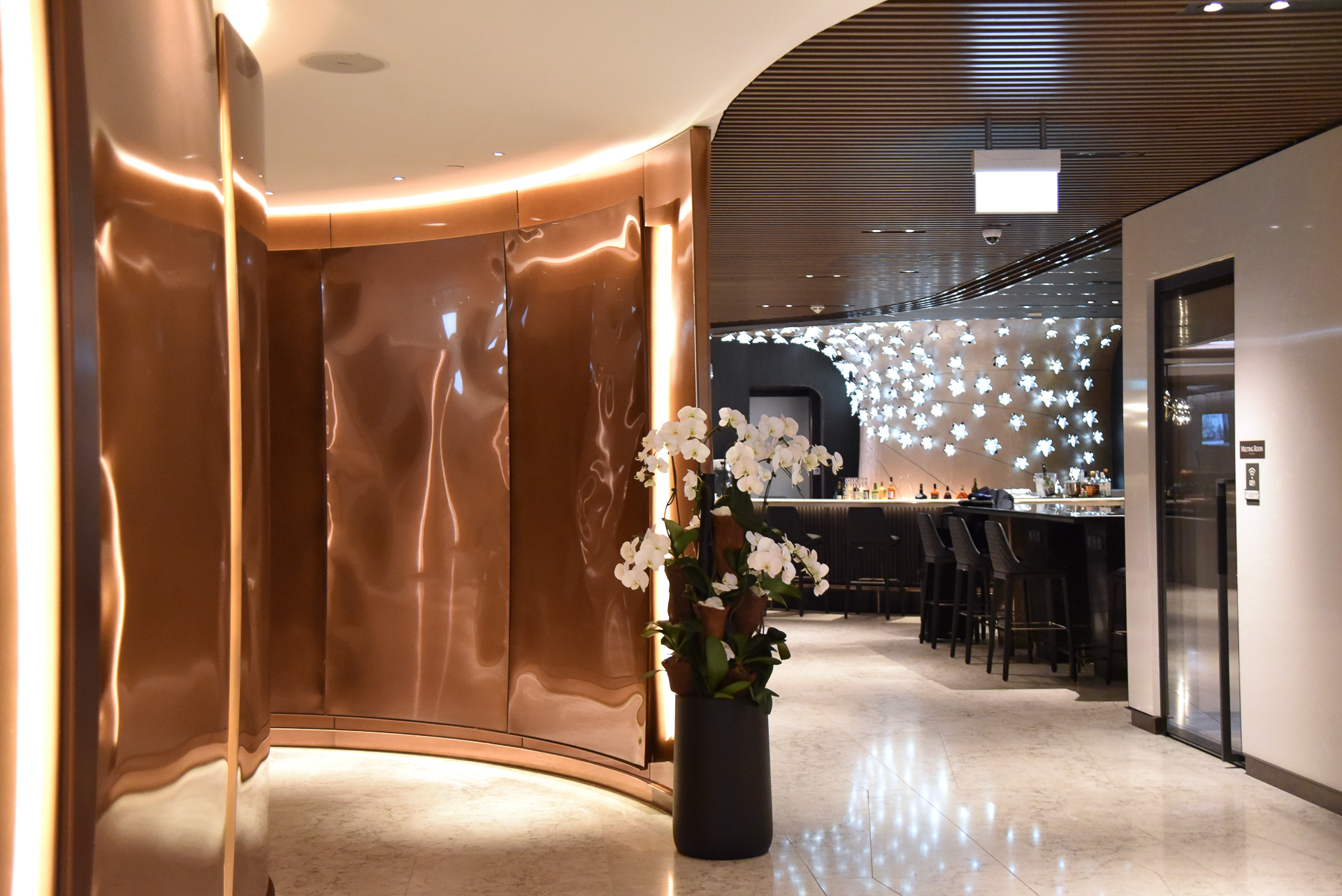 左が「ザ・プライベート・ルーム、右が「ファーストクラスラウンジ」です