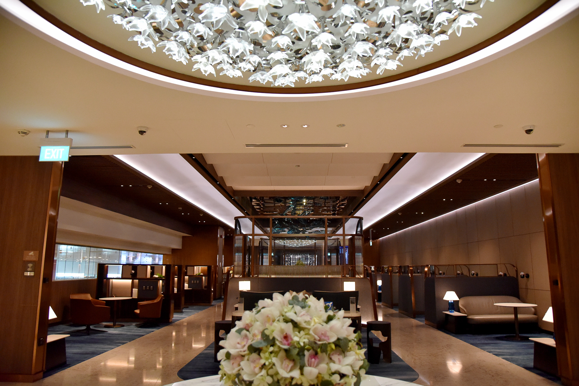 ロビーエリアの天井には107個のラリック製クリスタルフラワーが輝くライトドームが
