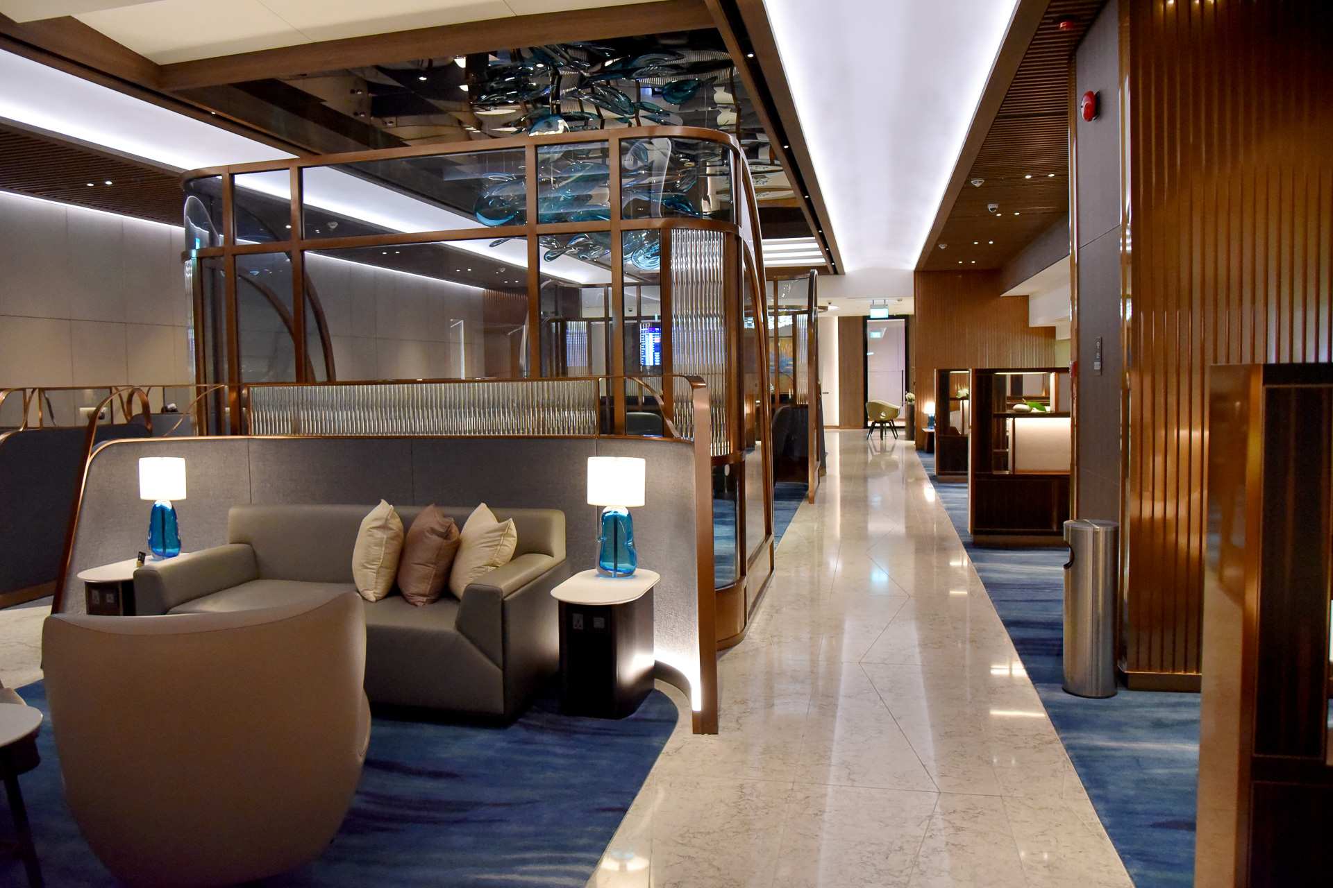 ラウンジ内からロビー側を眺めてみました