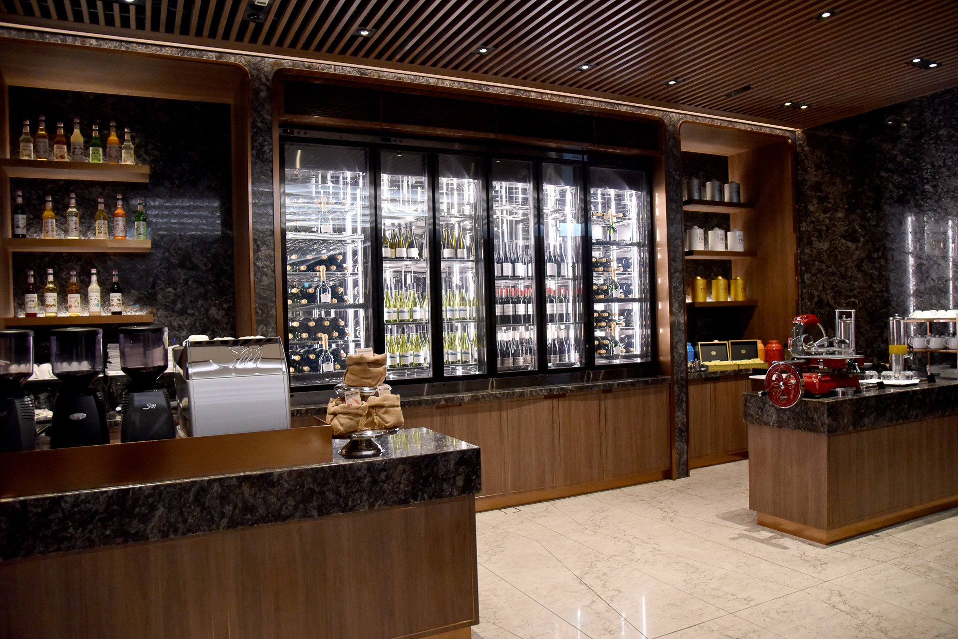 ワインセラーが中央に。サイドにコーヒー、TWGの紅茶用スポットも