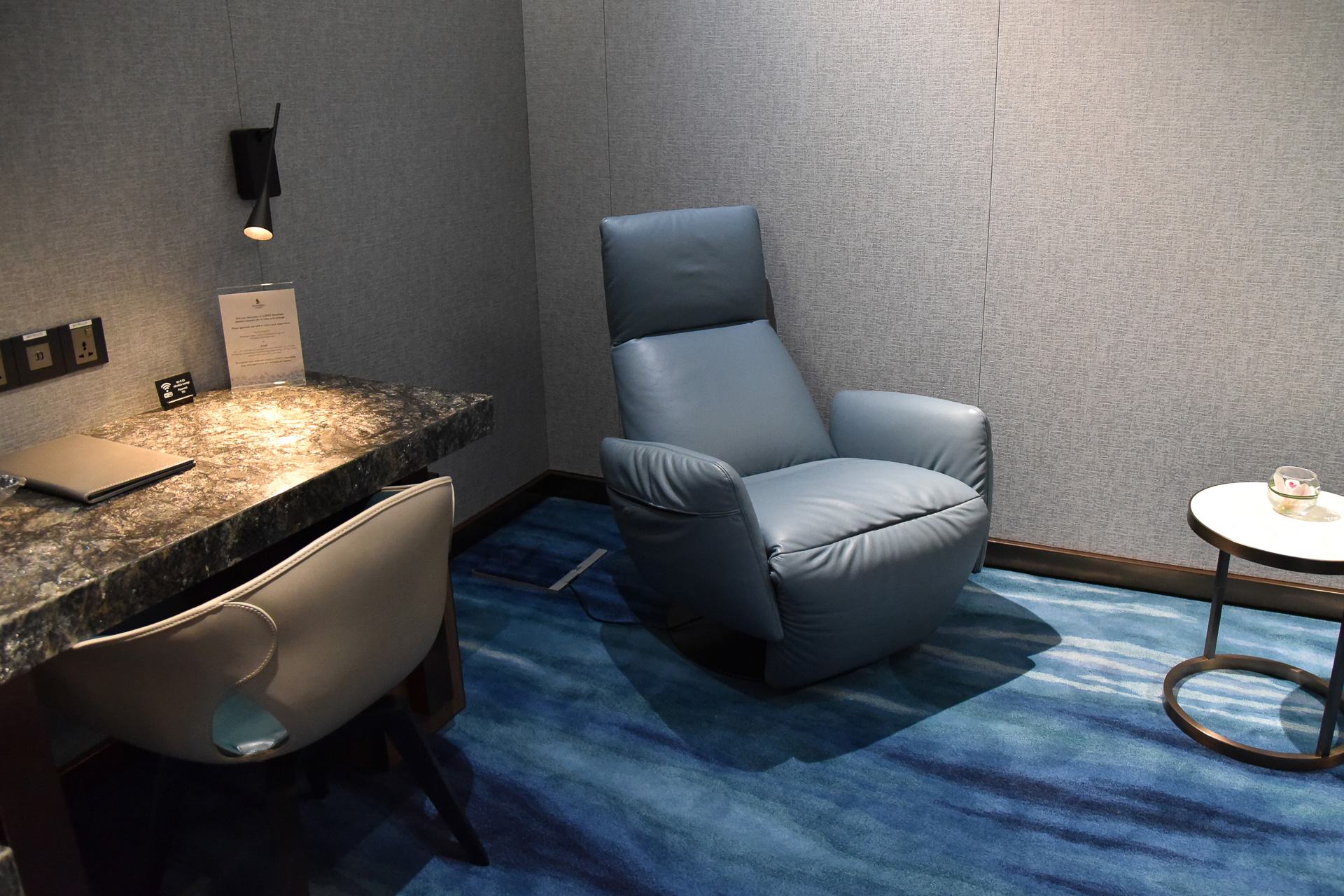 デイルームは完全個室。仕事からリラックスタイムまで自由に使えます