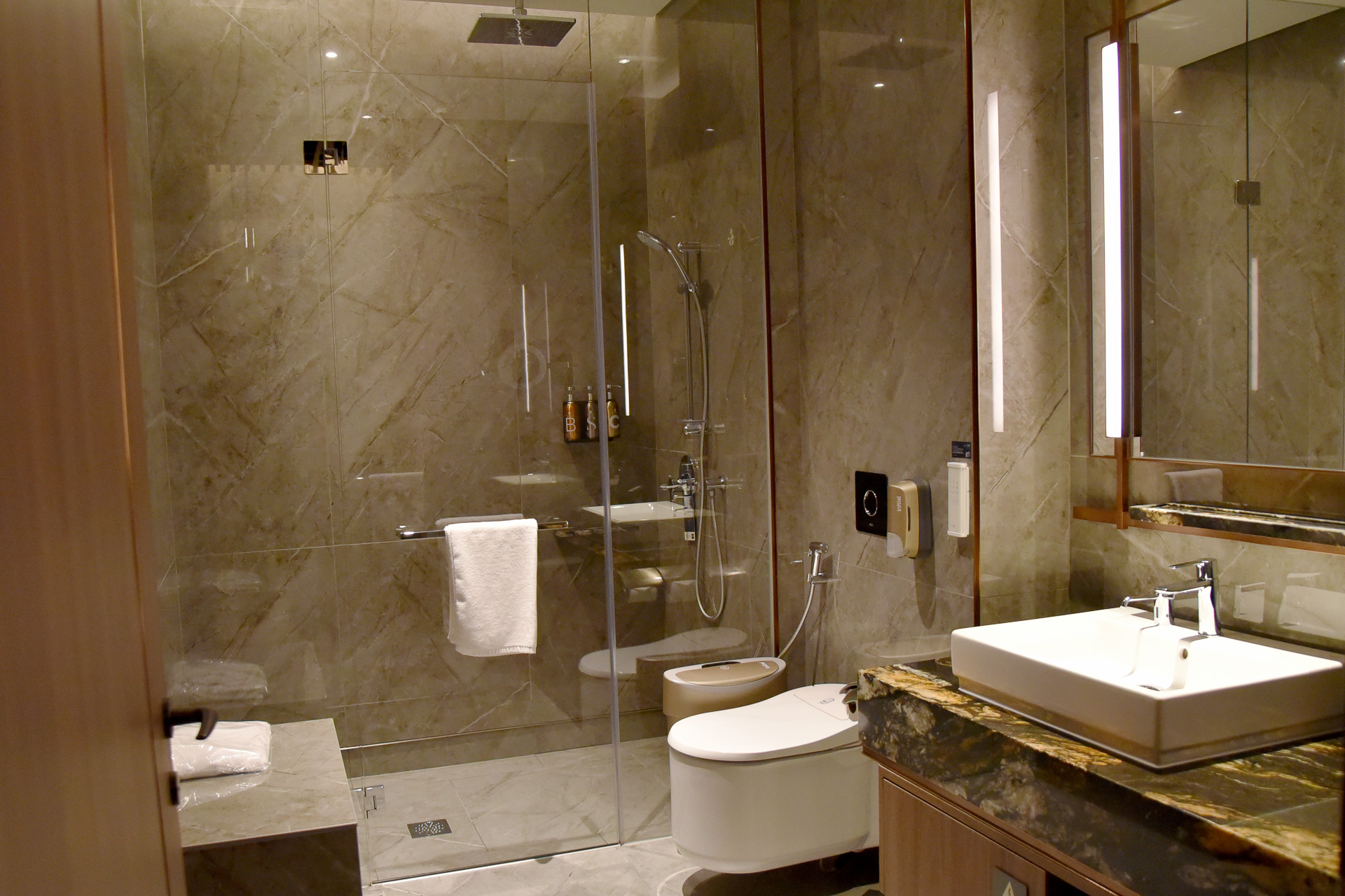 総大理石製のシャワールーム