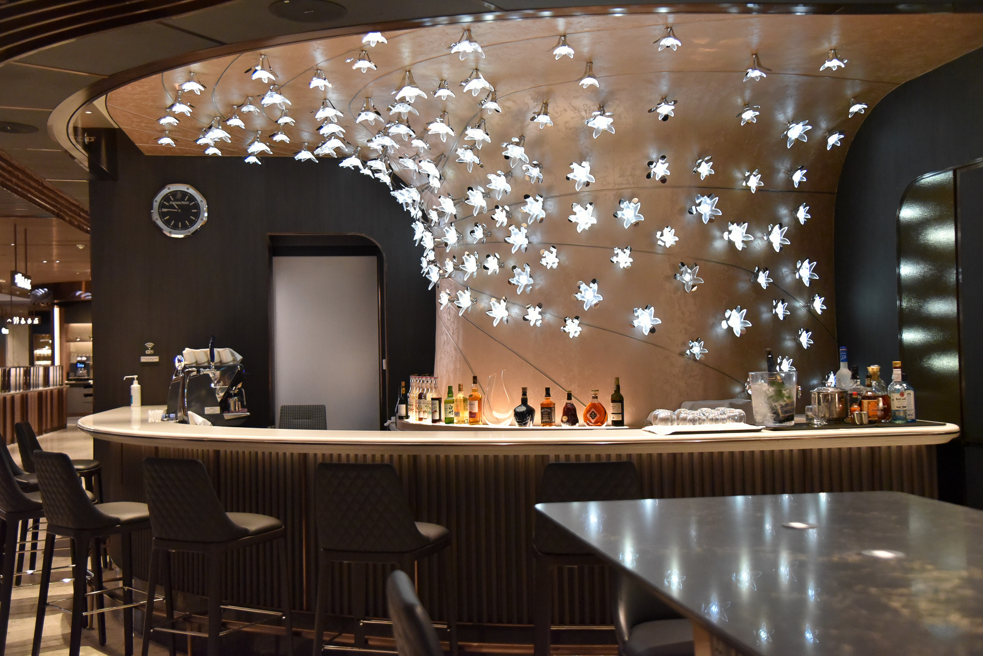 クリスタルバーには朝食時はバリスタ、その後はバーテンダーが常駐