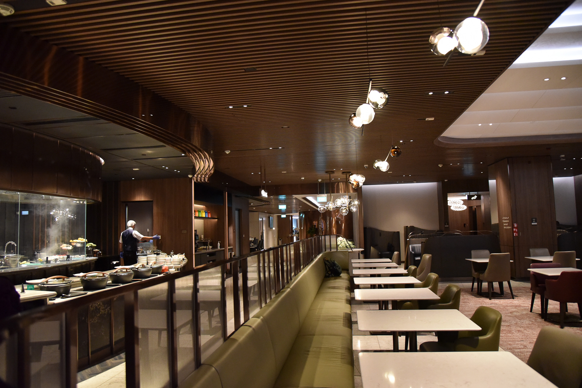 ライブキッチン横にテーブルとチェアが並びます