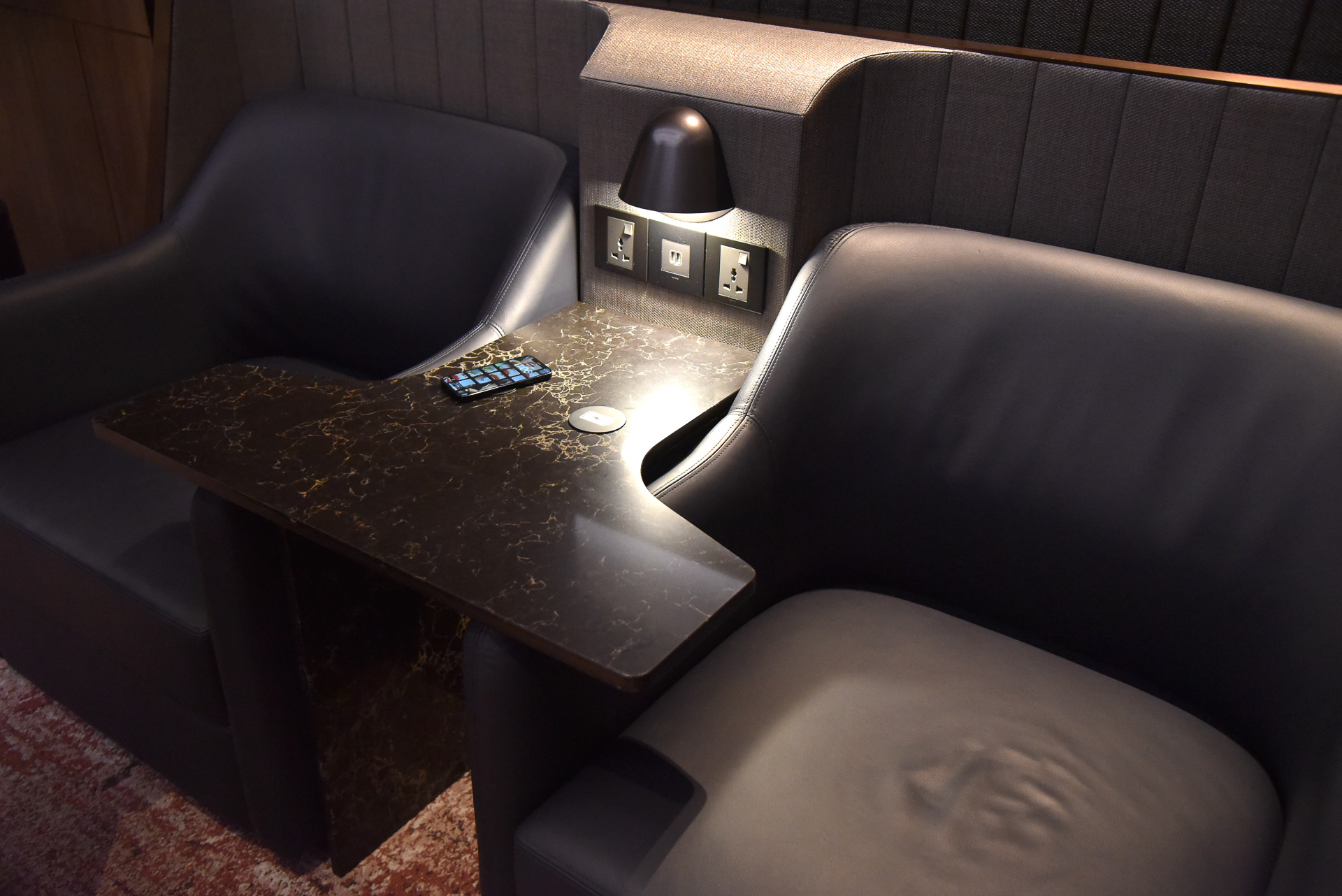 ラウンジの奥にはさらにリラックスできるエリアも。ワイヤレス充電を完備