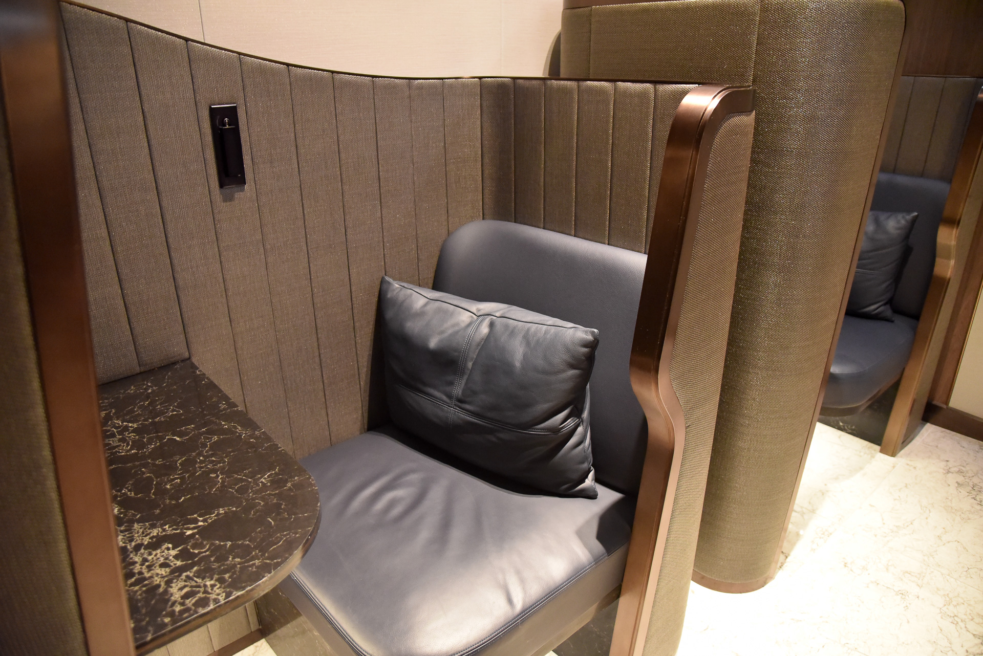 仕事をしつつ過ごすなら半個室タイプの席がお勧め